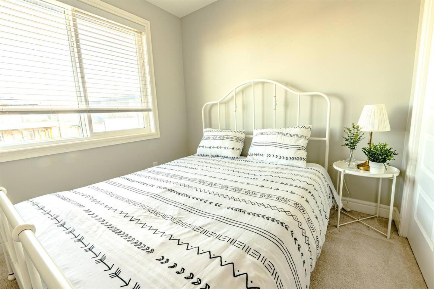3 Queen size beds near YYC