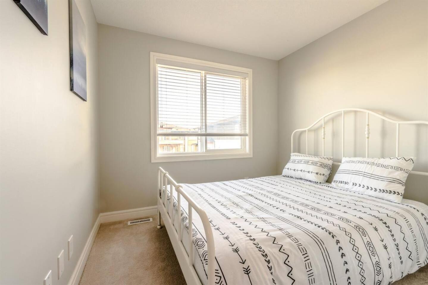 3 Queen size beds near YYC