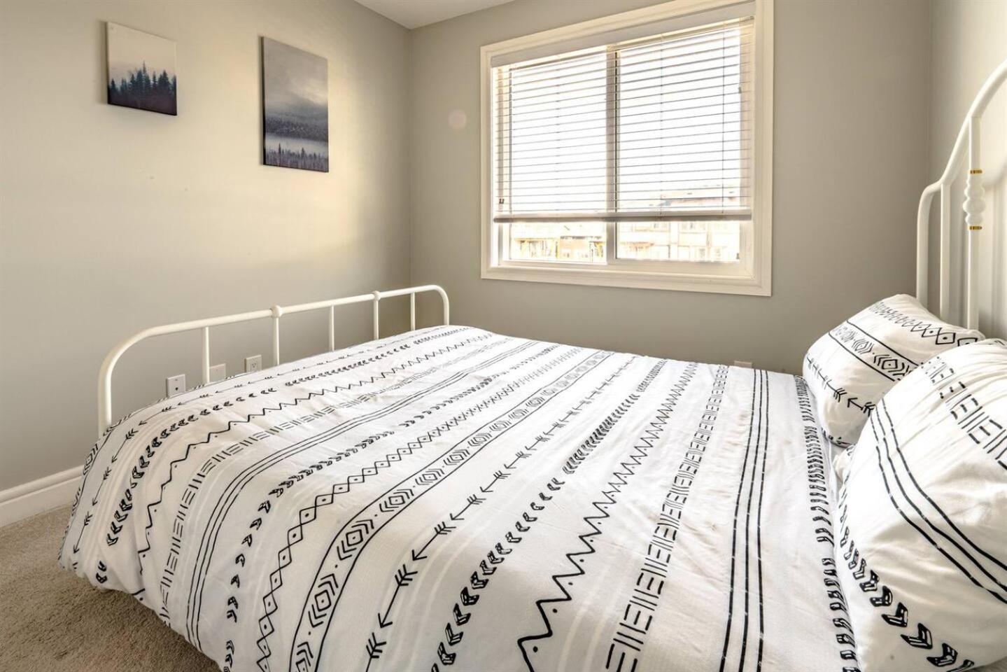 3 Queen size beds near YYC