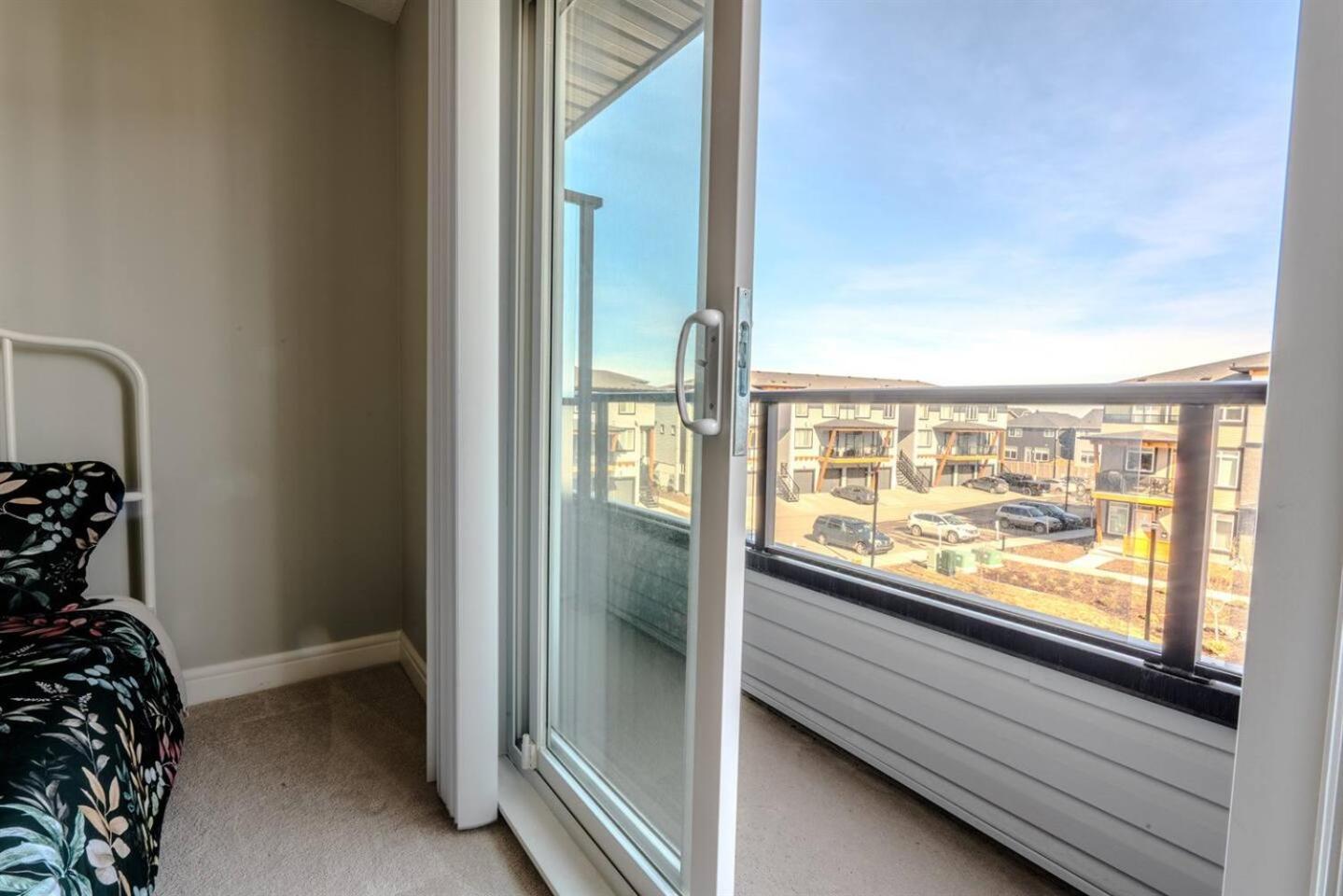 3 Queen size beds near YYC