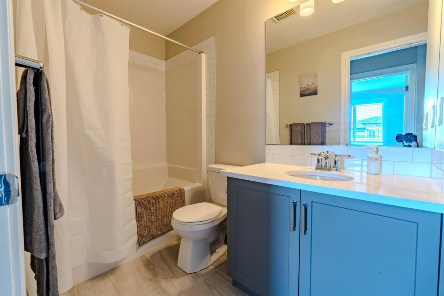 3 Queen size beds near YYC