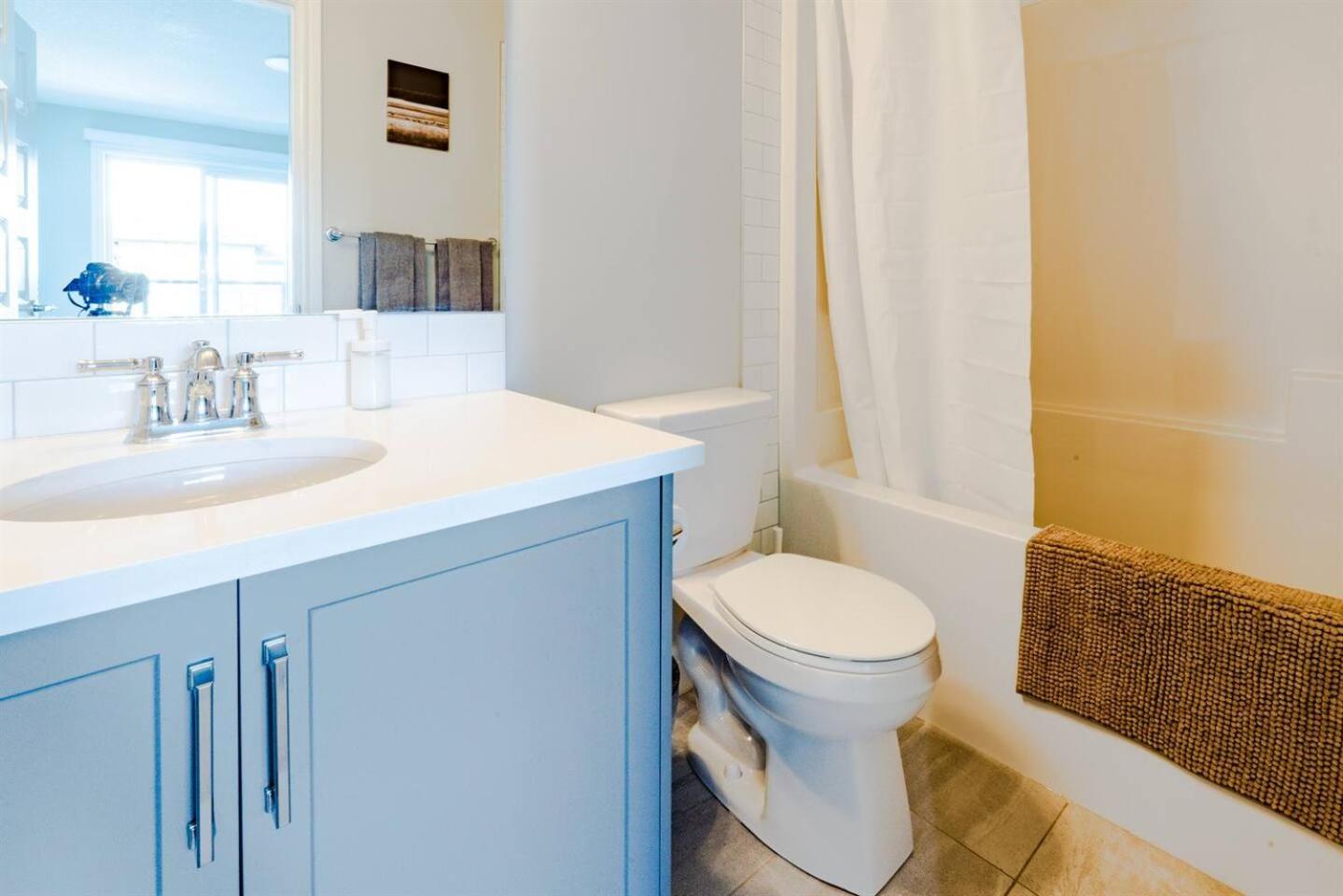3 Queen size beds near YYC