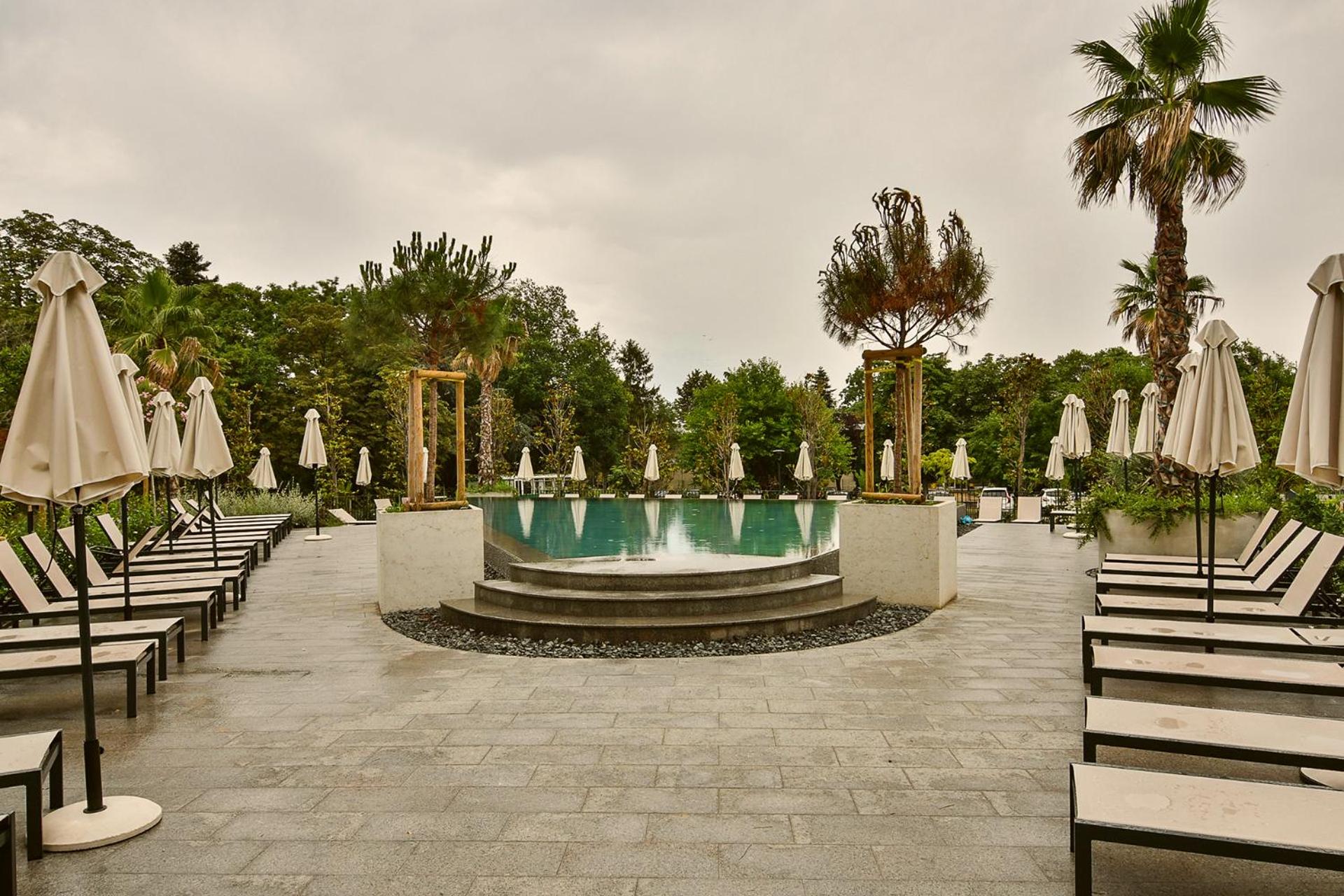 Sea flats with pool in Azur Residence