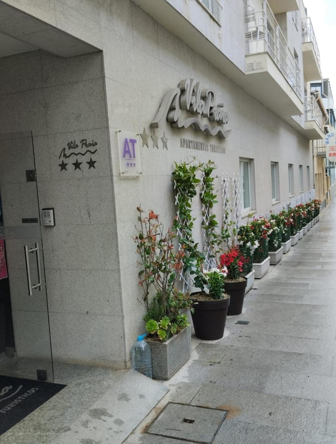 Hotel Apartamentos Turísticos Vila Praia - Image 1