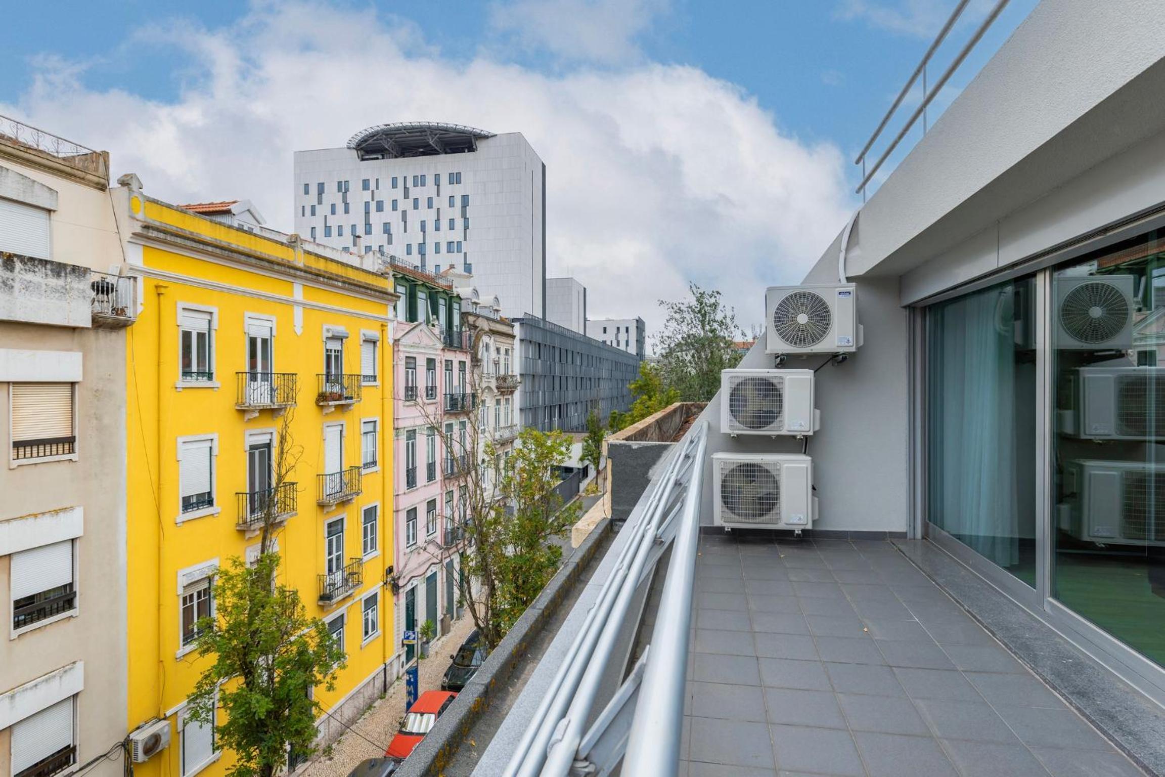 Bright 2BDR Duplex With Balcony by LovelyStay