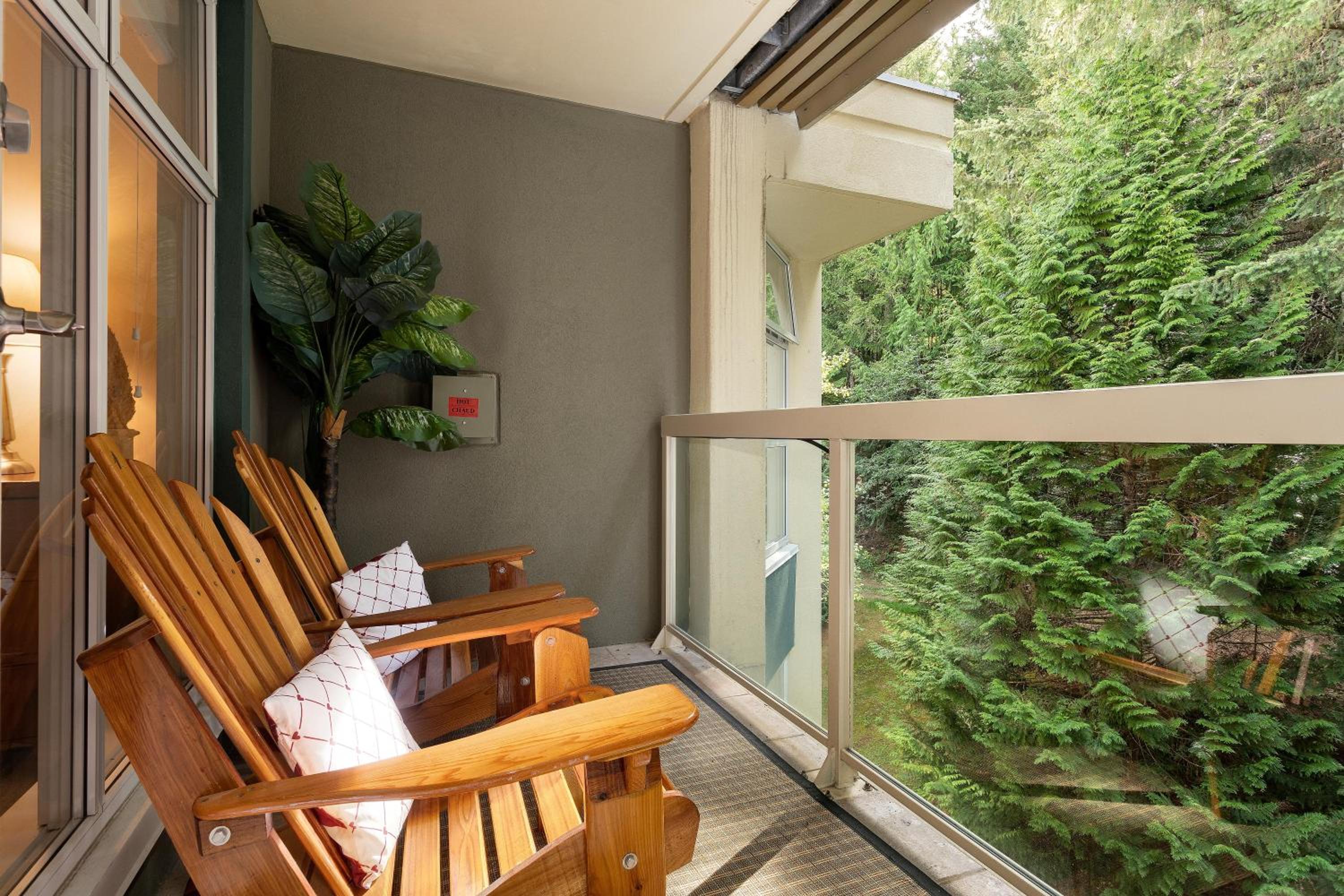 Woodrun Lodge 514 | Ski-In Ski-Out Condo w/ Pool, Hot Tub, Free Parking, Wifi & Laundry