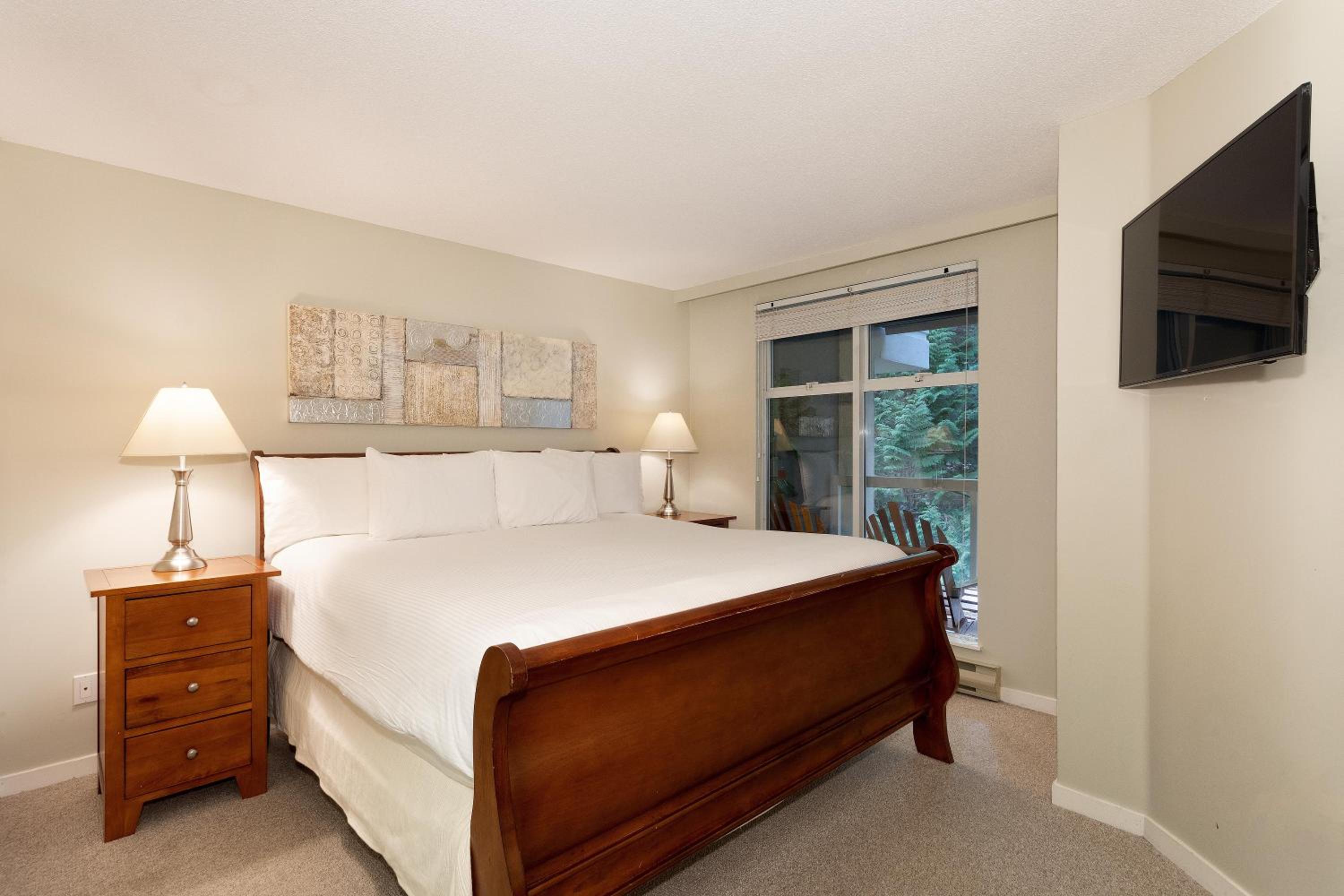 Woodrun Lodge 514 | Ski-In Ski-Out Condo w/ Pool, Hot Tub, Free Parking, Wifi & Laundry