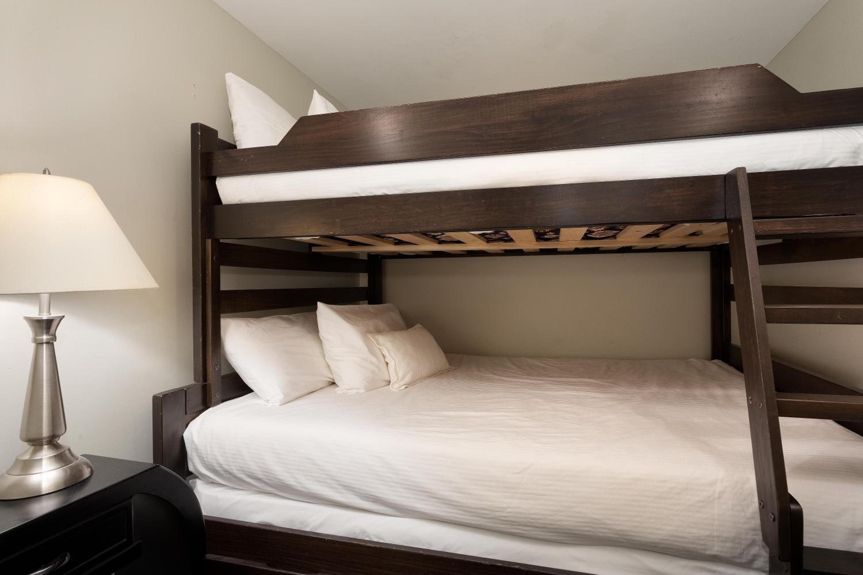 Woodrun Lodge 514 | Ski-In Ski-Out Condo w/ Pool, Hot Tub, Free Parking, Wifi & Laundry