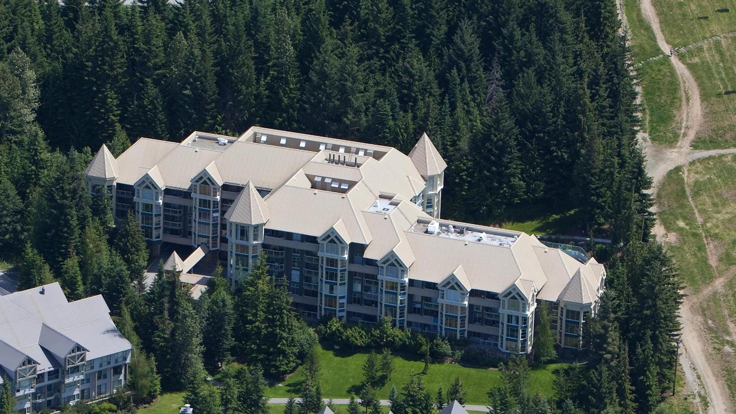 Woodrun Lodge 514 | Ski-In Ski-Out Condo w/ Pool, Hot Tub, Free Parking, Wifi & Laundry