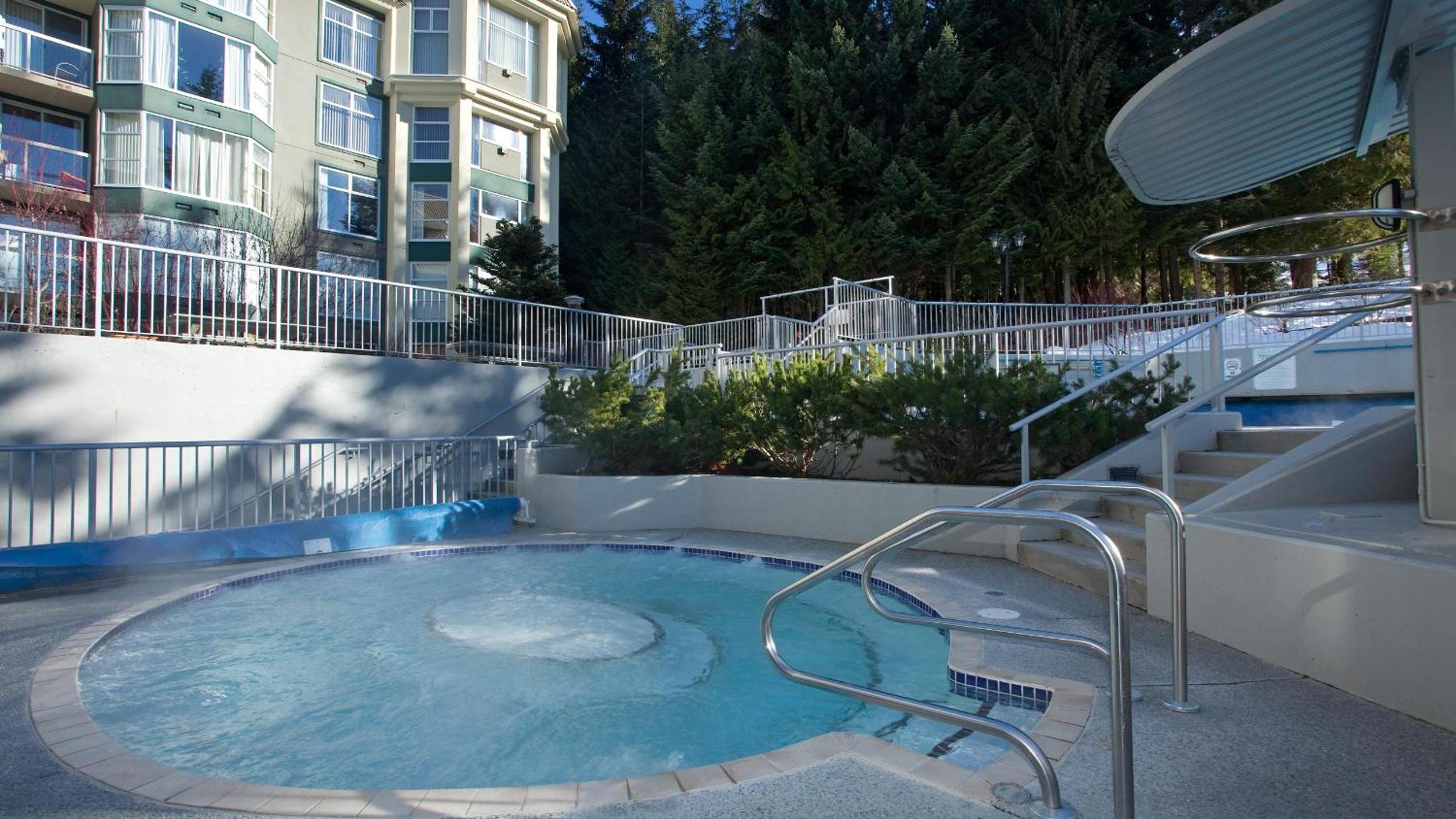 Woodrun Lodge 514 | Ski-In Ski-Out Condo w/ Pool, Hot Tub, Free Parking, Wifi & Laundry