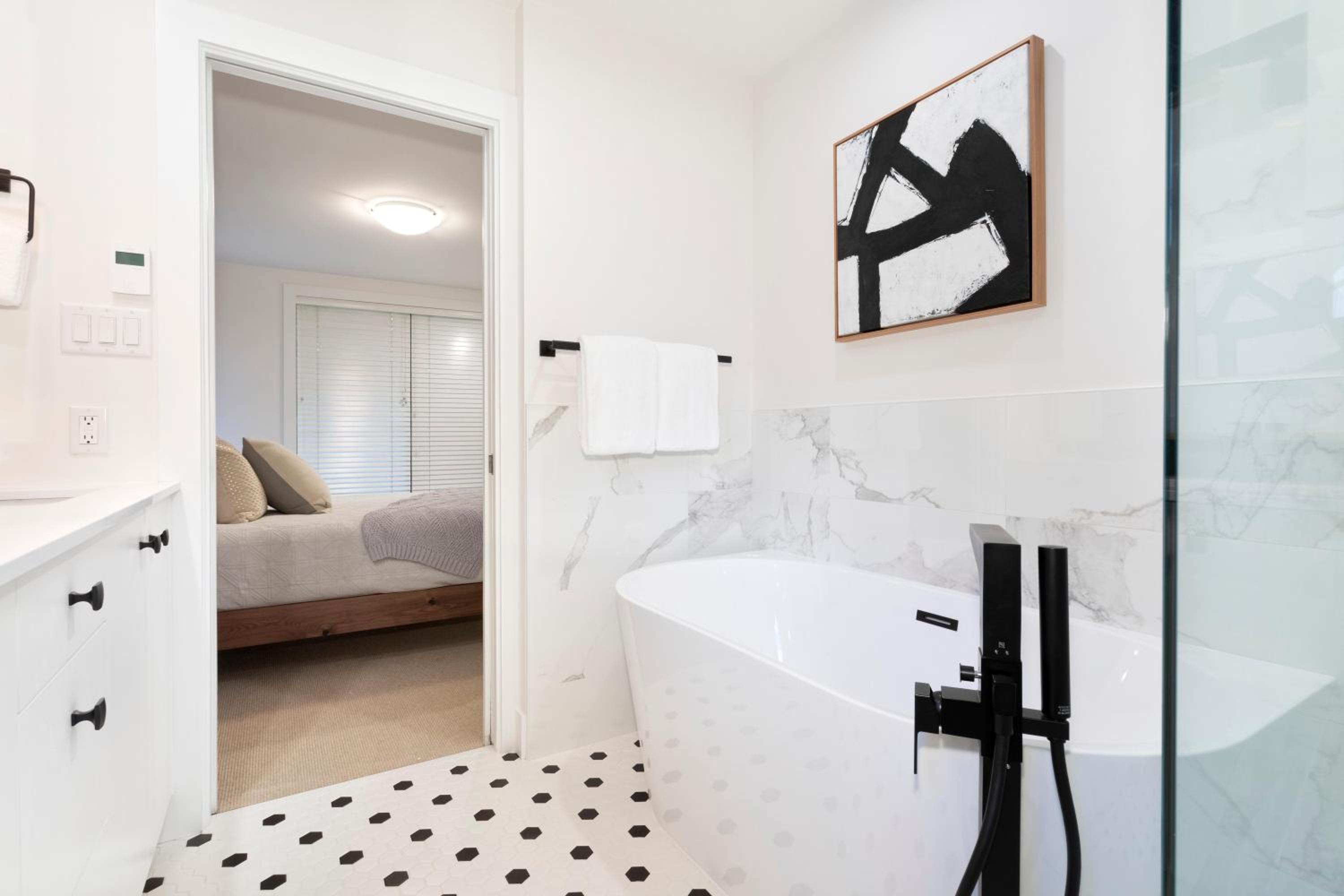 Crystal Ridge 13 | Designer Gem, Walk/Bus to Skiing, Private Hot Tub & Garage, Boot Heaters