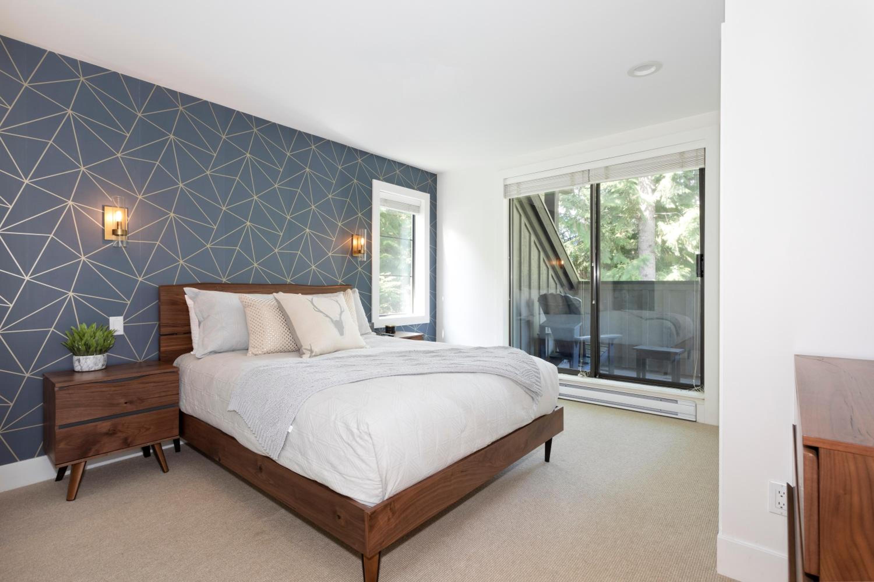 Crystal Ridge 13 | Designer Gem, Walk/Bus to Skiing, Private Hot Tub & Garage, Boot Heaters