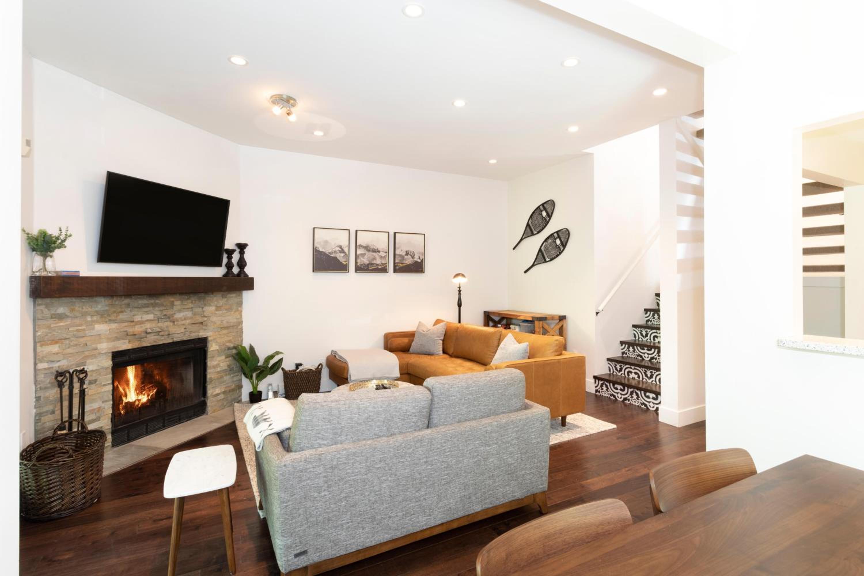 Crystal Ridge 13 | Designer Gem, Walk/Bus to Skiing, Private Hot Tub & Garage, Boot Heaters