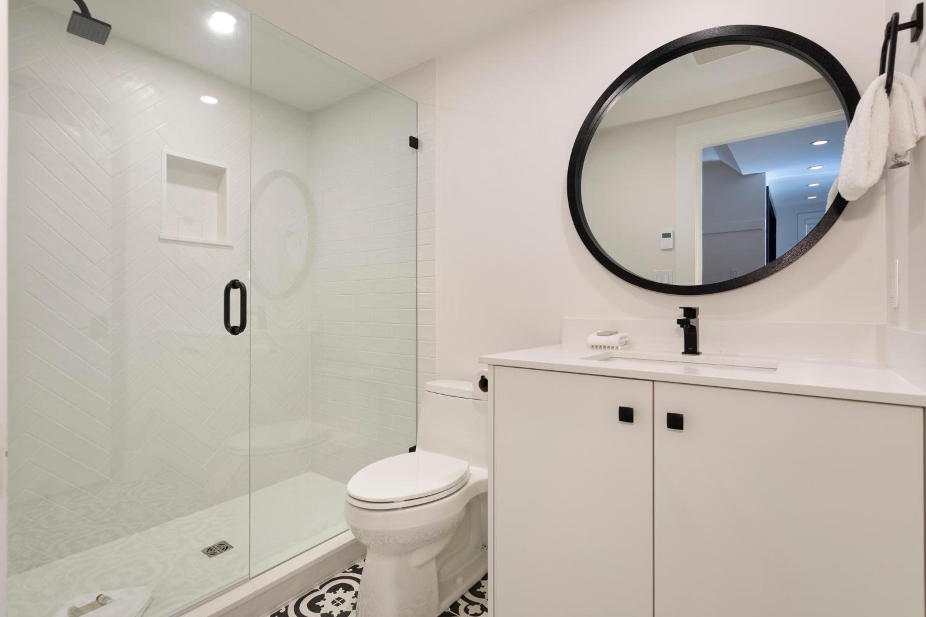 Crystal Ridge 13 | Designer Gem, Walk/Bus to Skiing, Private Hot Tub & Garage, Boot Heaters