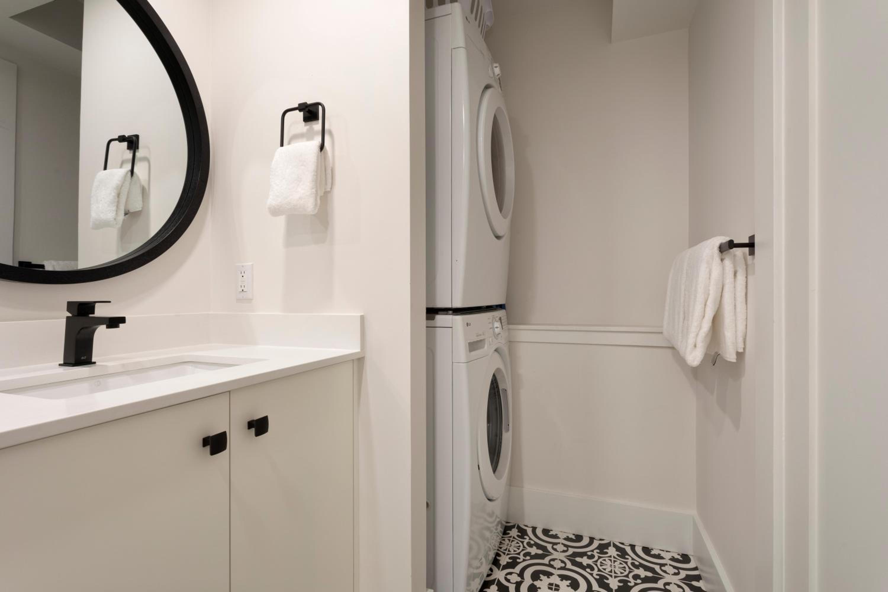 Crystal Ridge 13 | Designer Gem, Walk/Bus to Skiing, Private Hot Tub & Garage, Boot Heaters