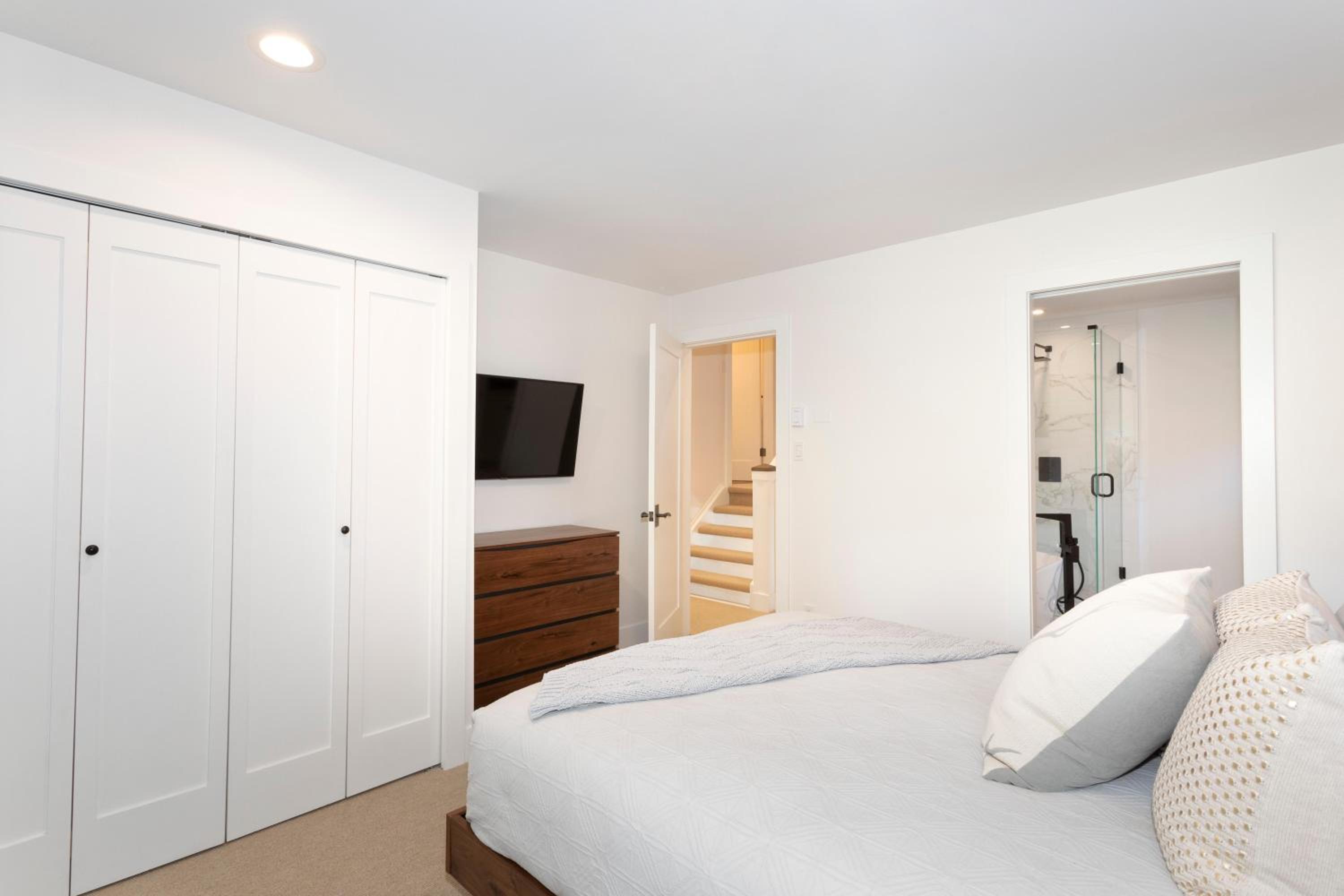 Crystal Ridge 13 | Designer Gem, Walk/Bus to Skiing, Private Hot Tub & Garage, Boot Heaters
