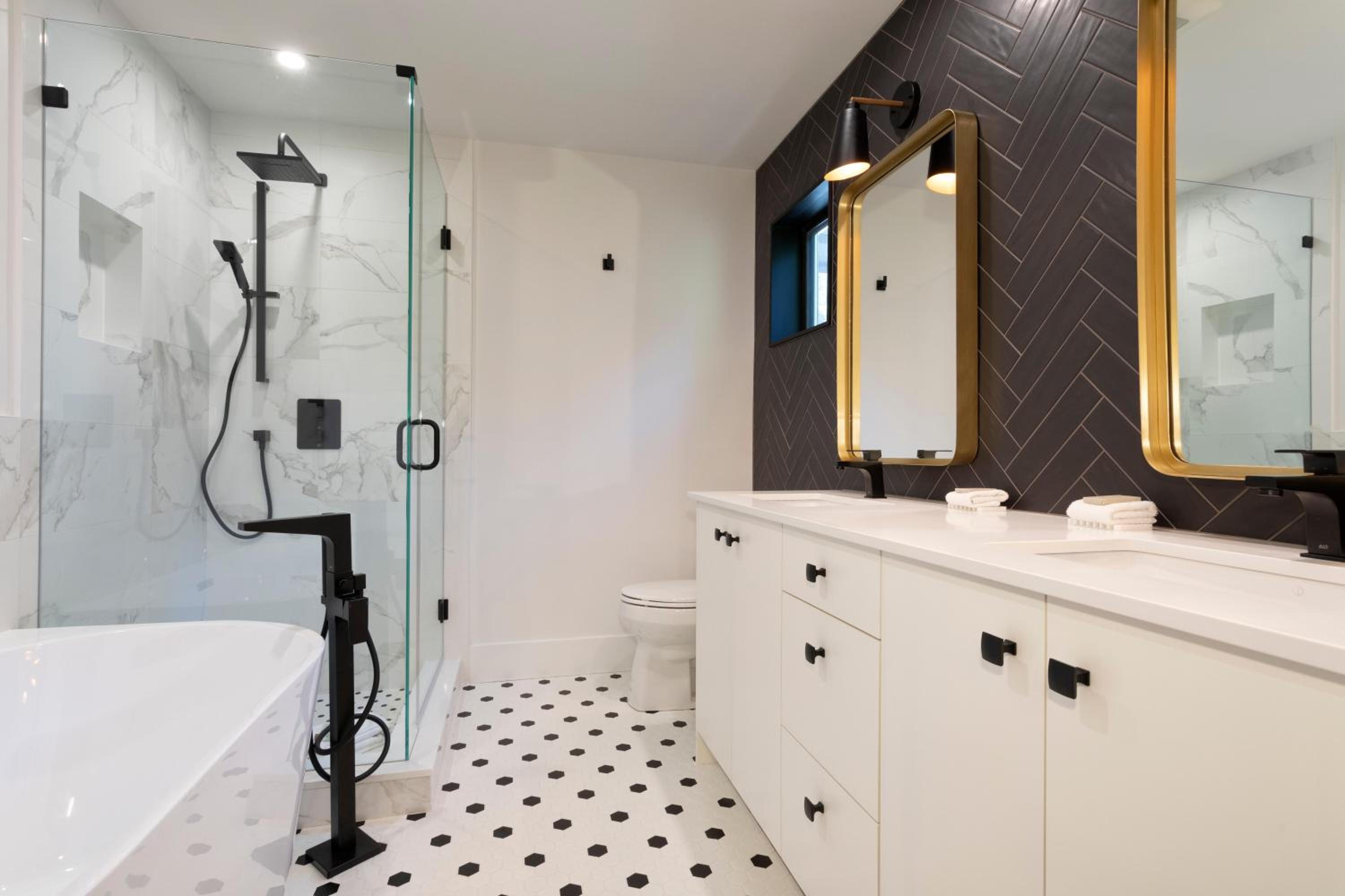 Crystal Ridge 13 | Designer Gem, Walk/Bus to Skiing, Private Hot Tub & Garage, Boot Heaters