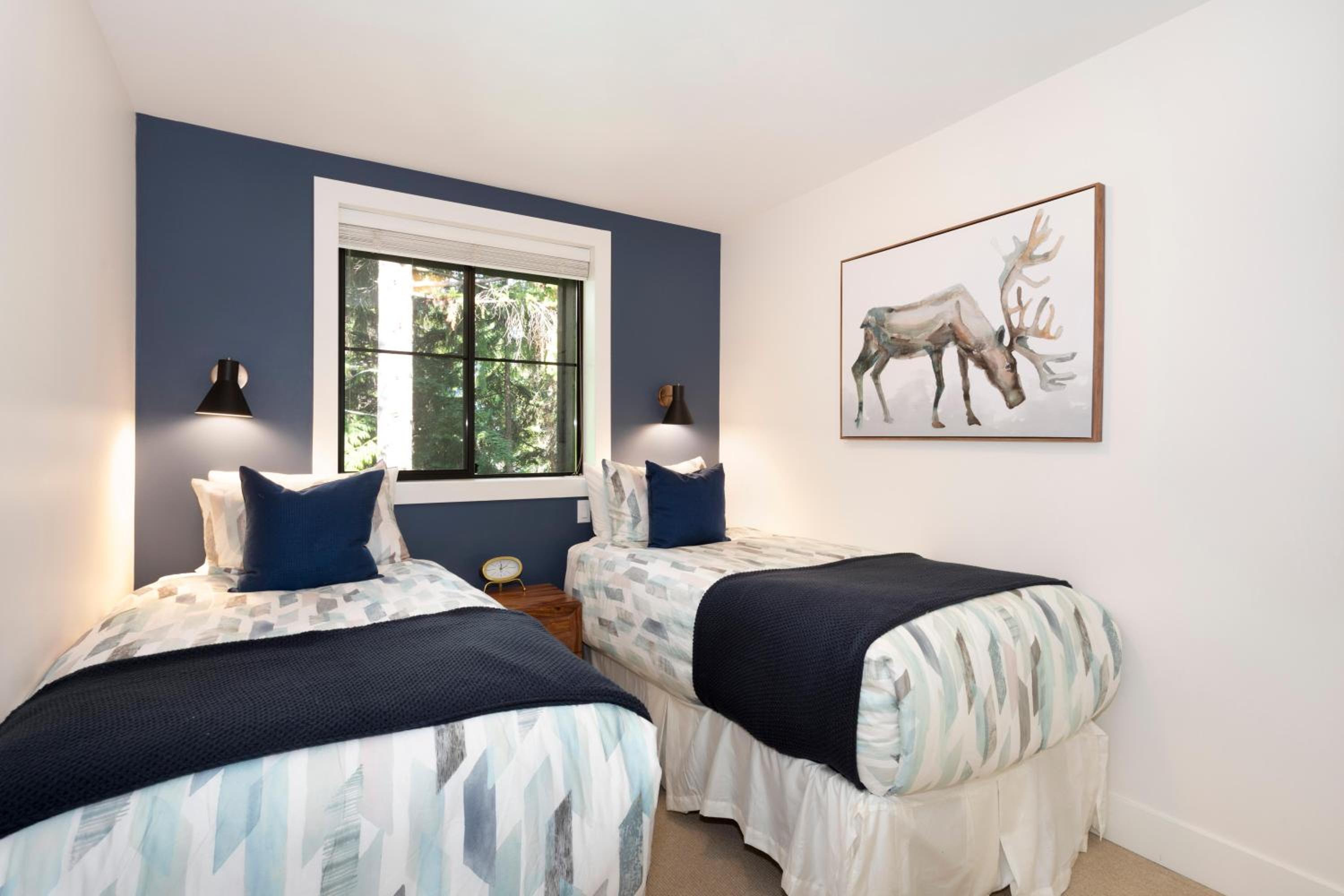 Crystal Ridge 13 | Designer Gem, Walk/Bus to Skiing, Private Hot Tub & Garage, Boot Heaters