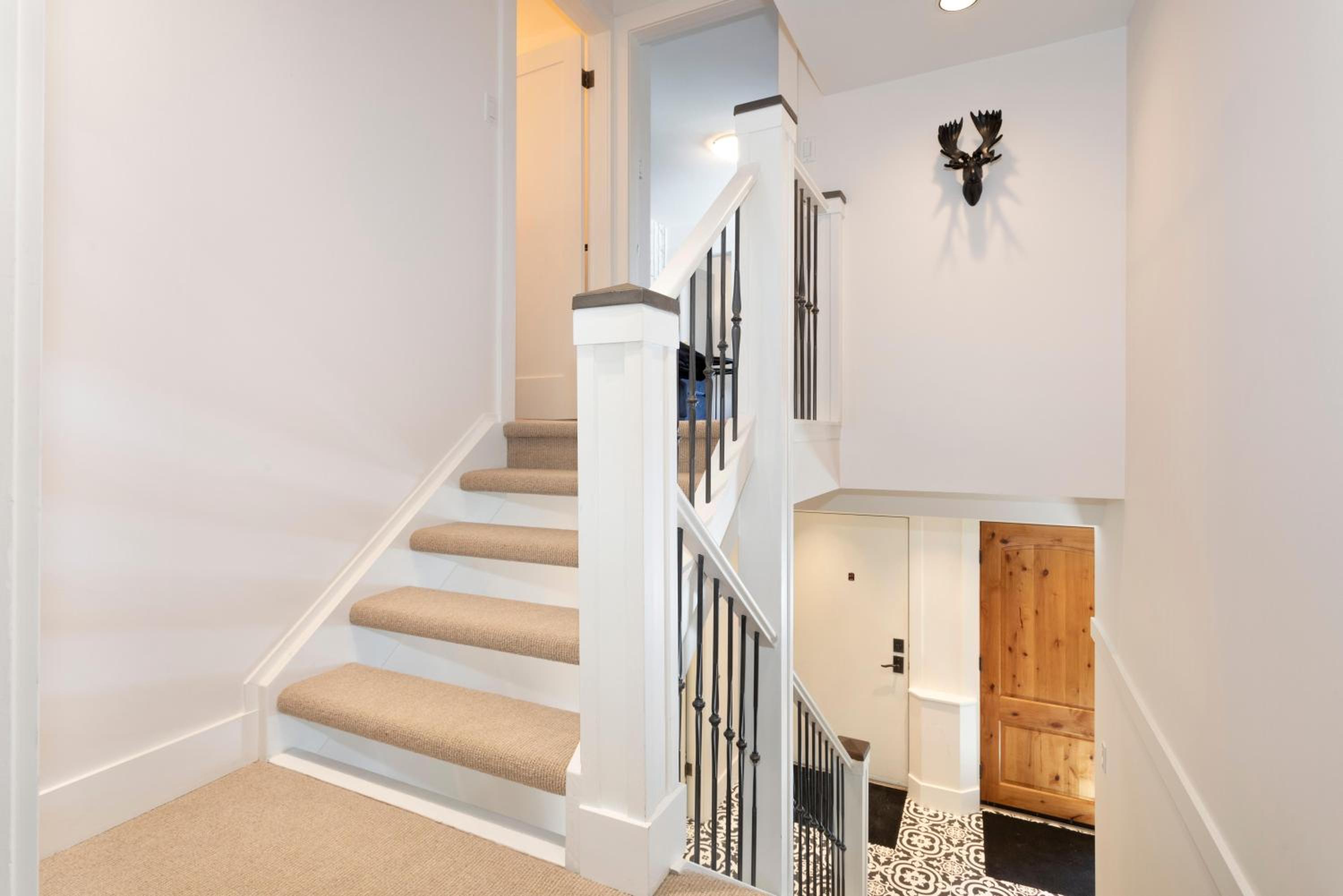 Crystal Ridge 13 | Designer Gem, Walk/Bus to Skiing, Private Hot Tub & Garage, Boot Heaters