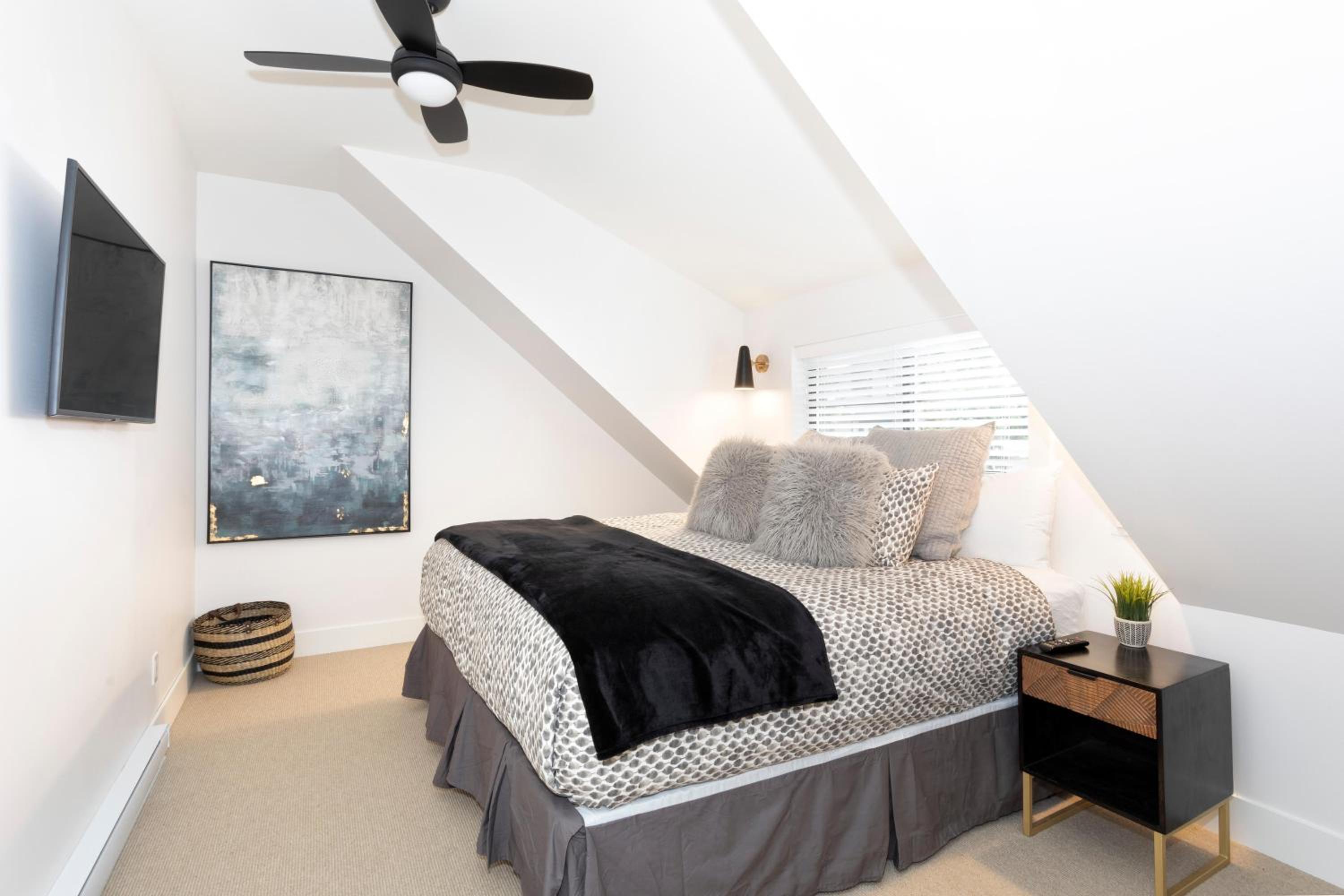 Crystal Ridge 13 | Designer Gem, Walk/Bus to Skiing, Private Hot Tub & Garage, Boot Heaters