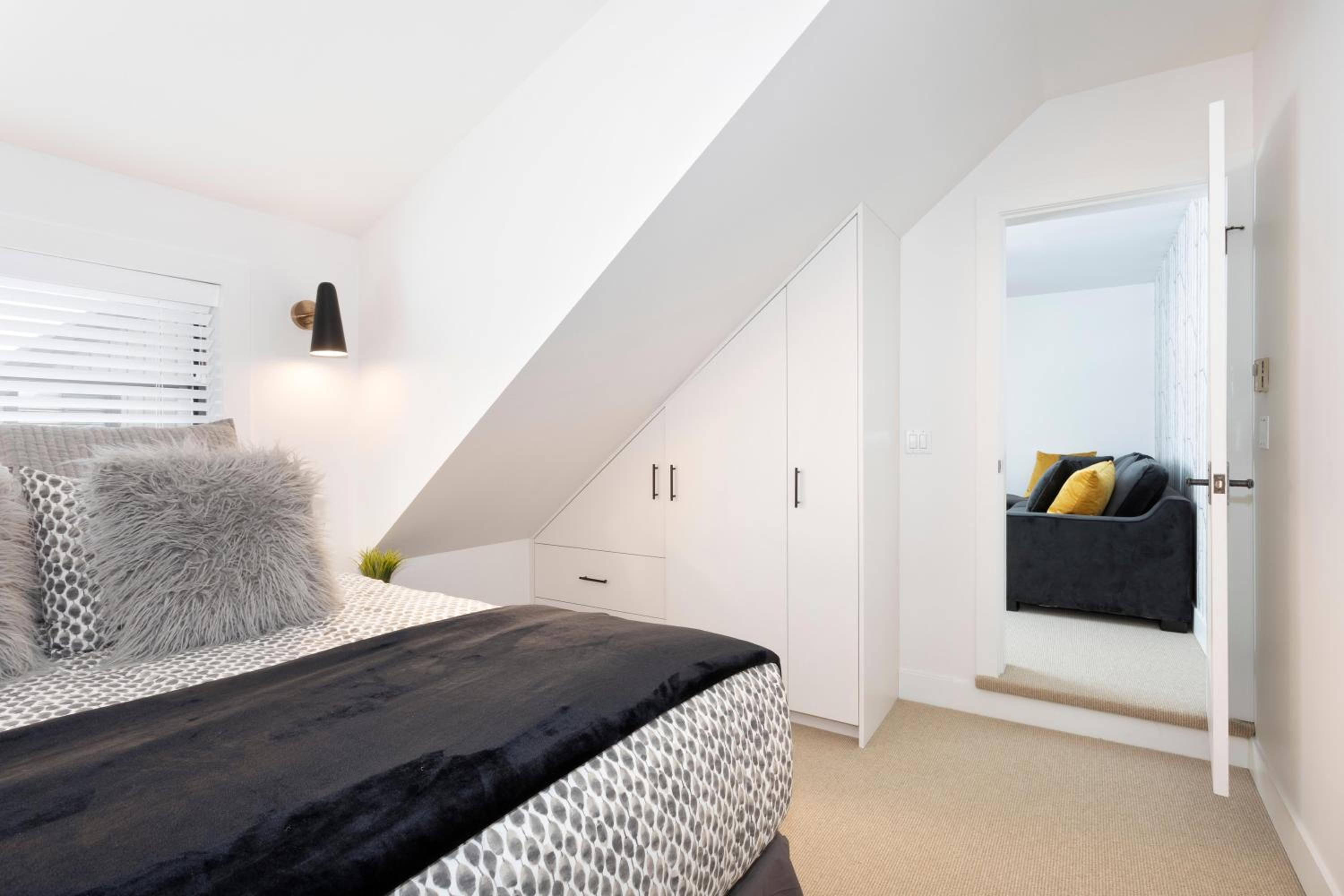Crystal Ridge 13 | Designer Gem, Walk/Bus to Skiing, Private Hot Tub & Garage, Boot Heaters