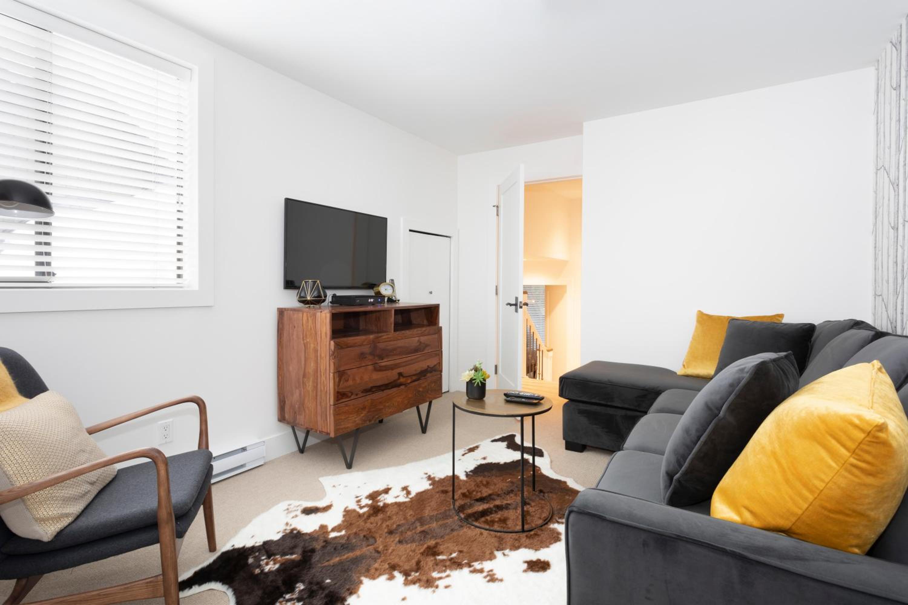 Crystal Ridge 13 | Designer Gem, Walk/Bus to Skiing, Private Hot Tub & Garage, Boot Heaters