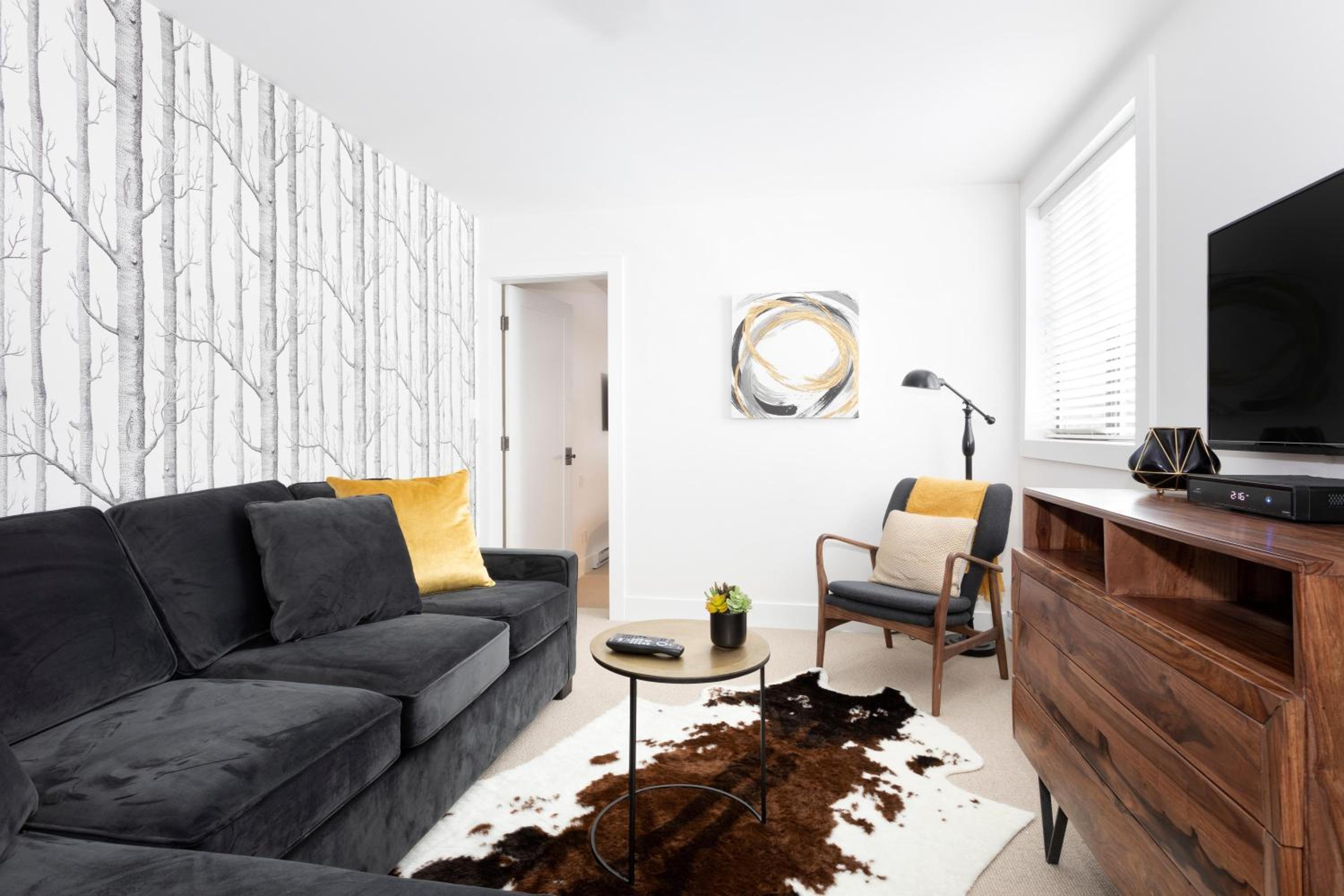Crystal Ridge 13 | Designer Gem, Walk/Bus to Skiing, Private Hot Tub & Garage, Boot Heaters