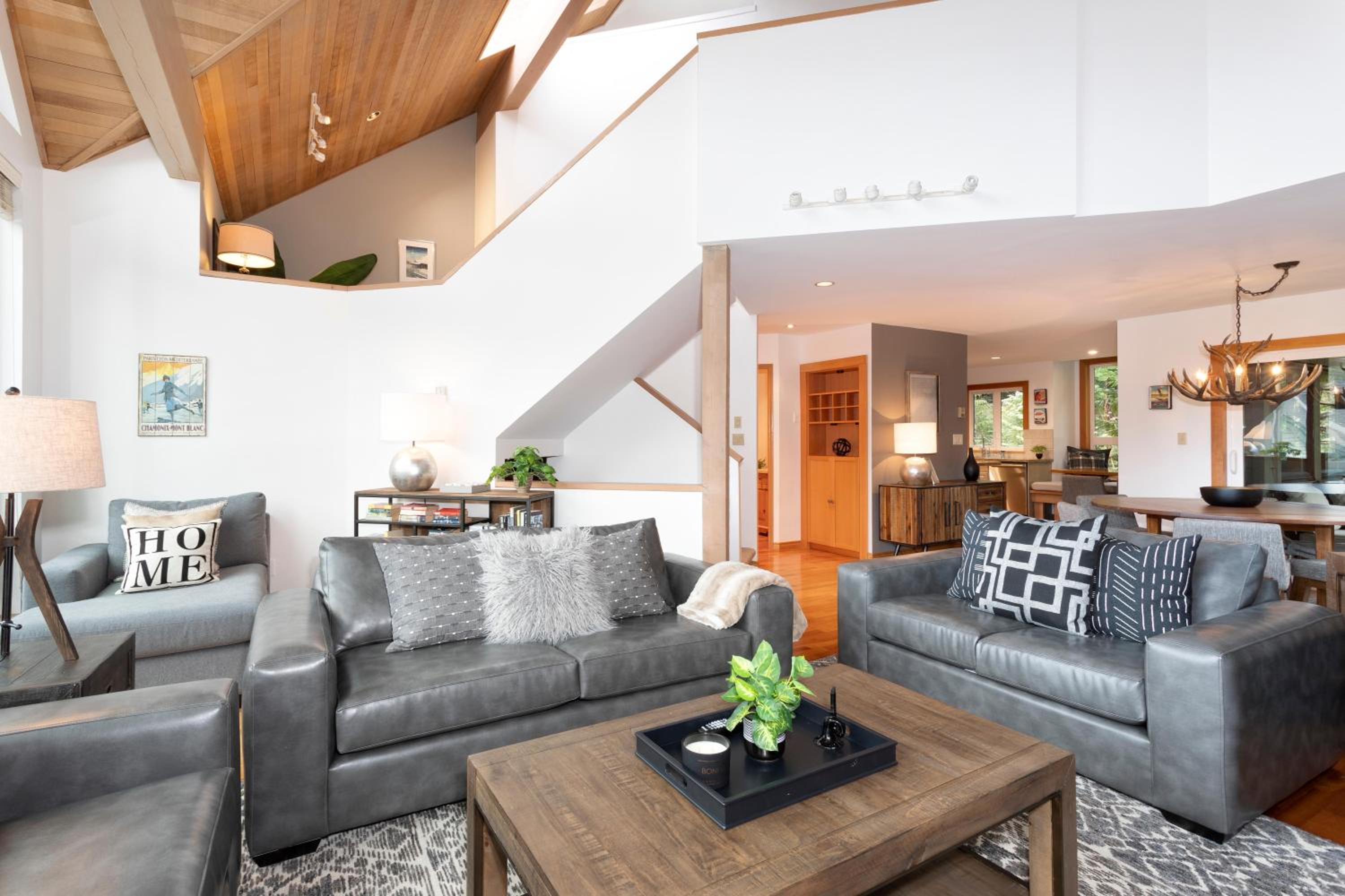 Snowgoose 18 | Ski-In Family Townhome w/ Private Hot Tub, Fireplace, Parking, & Wifi