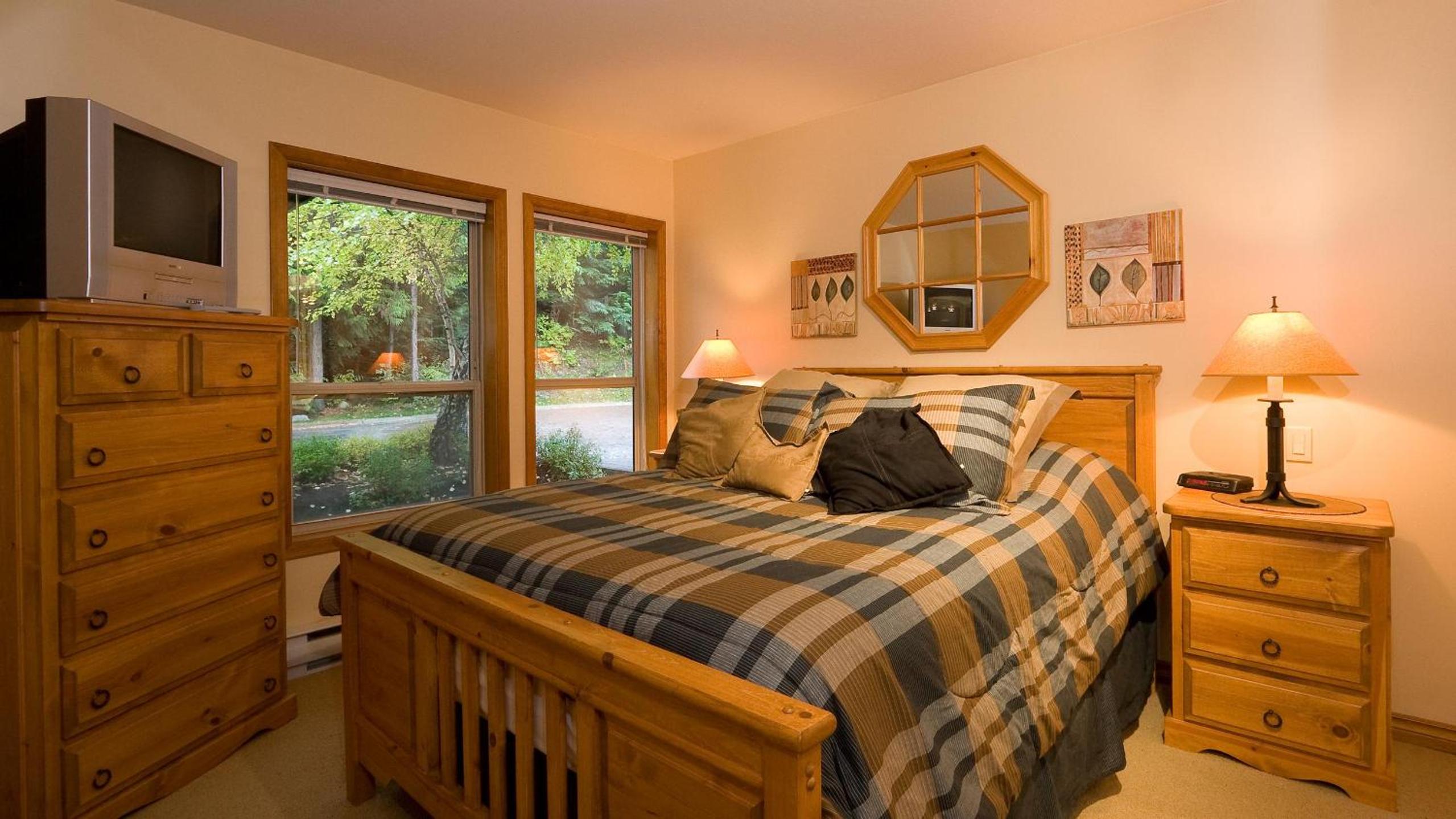 Painted Cliff 28 | Ski-In-Ski-Out Townhouse on Blackcomb w/ Hot Tub, Fireplace, Parking