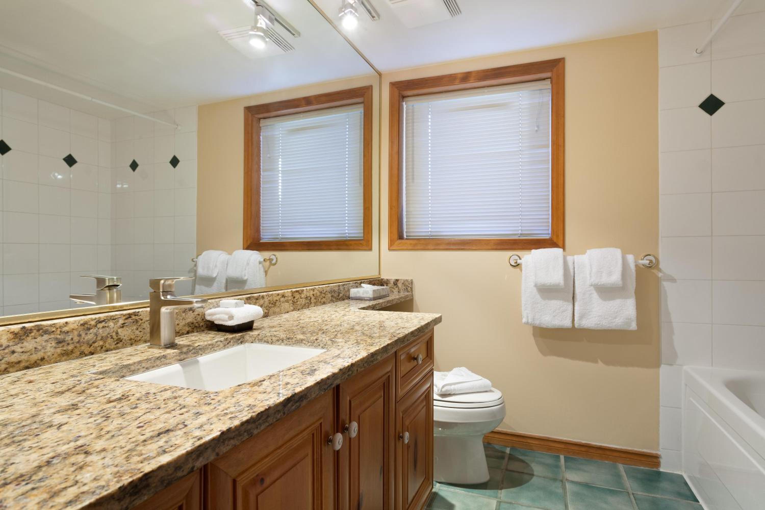 Painted Cliff 28 | Ski-In-Ski-Out Townhouse on Blackcomb w/ Hot Tub, Fireplace, Parking