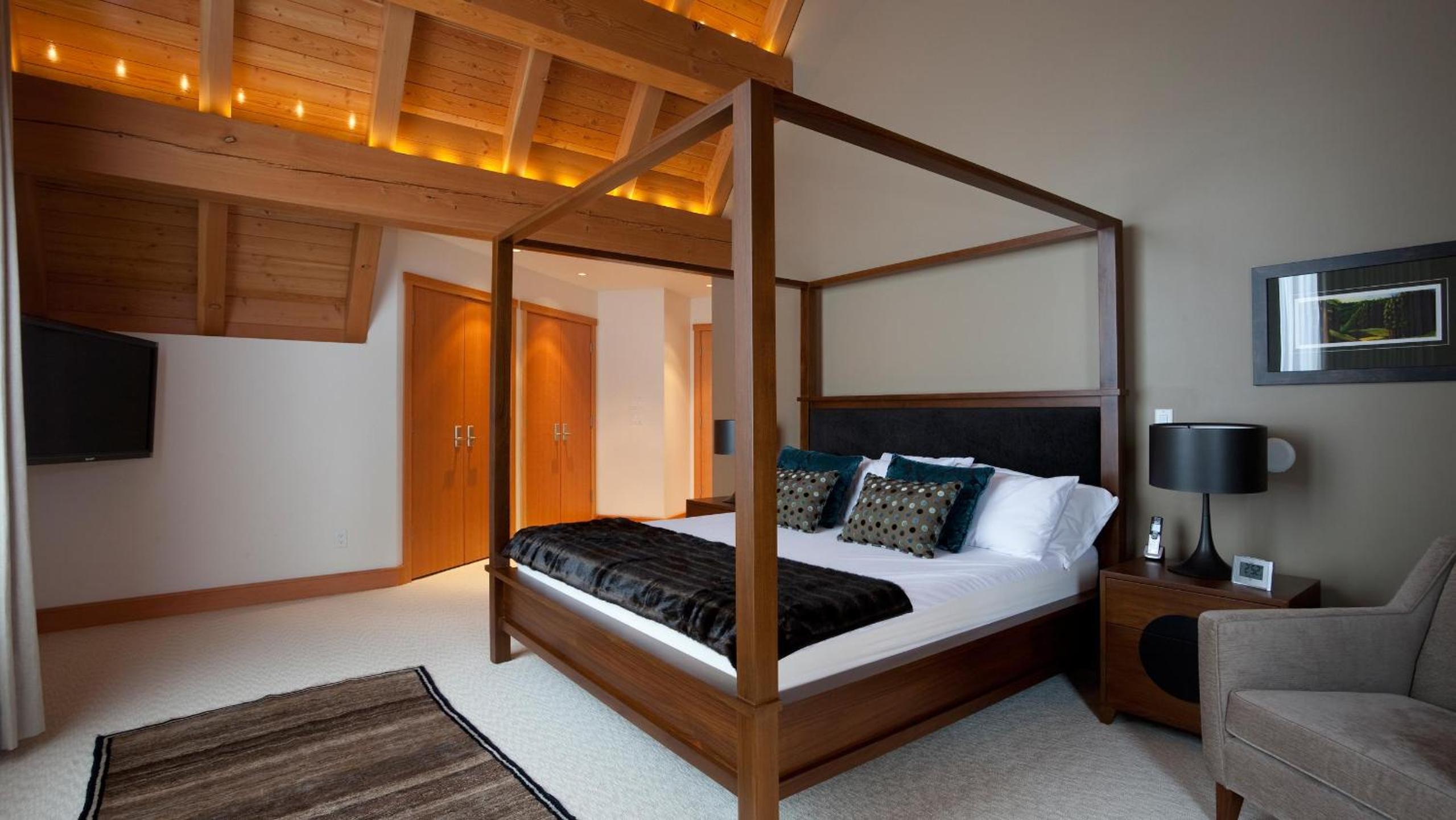 Kadenwood 2951 - Guest Favorite Luxury Ski Chalet with Jacuzzi, Heated Pool & Cinema