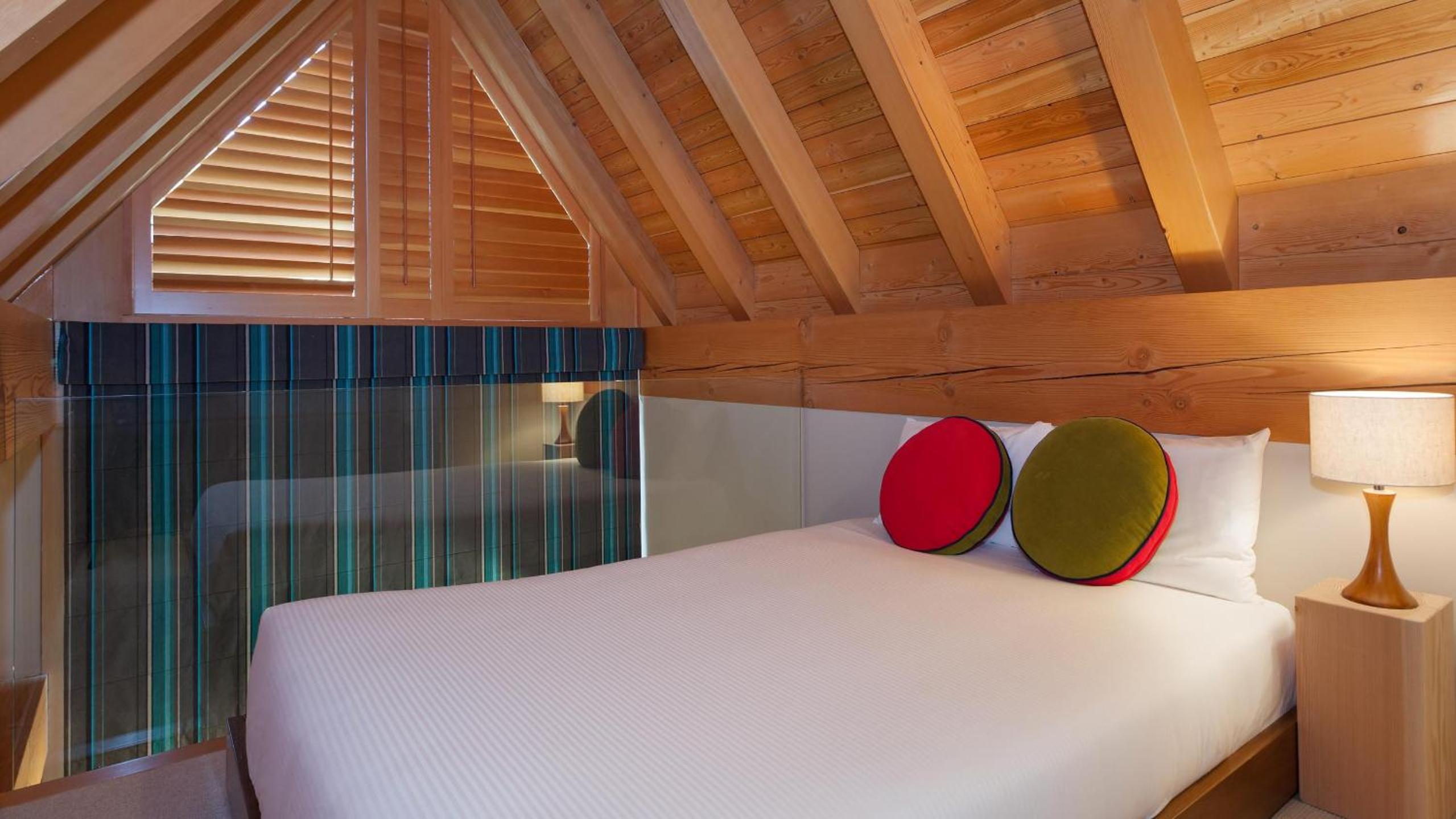 Kadenwood 2951 - Guest Favorite Luxury Ski Chalet with Jacuzzi, Heated Pool & Cinema