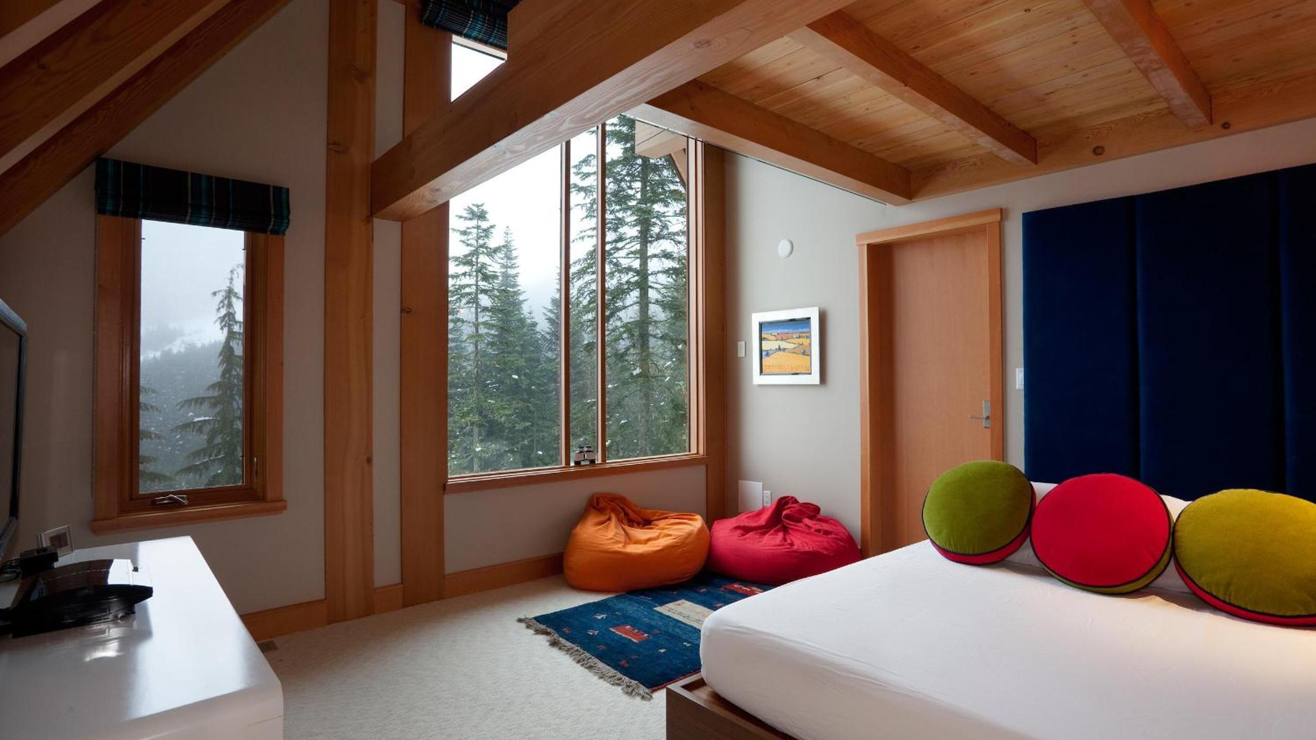 Kadenwood 2951 - Guest Favorite Luxury Ski Chalet with Jacuzzi, Heated Pool & Cinema