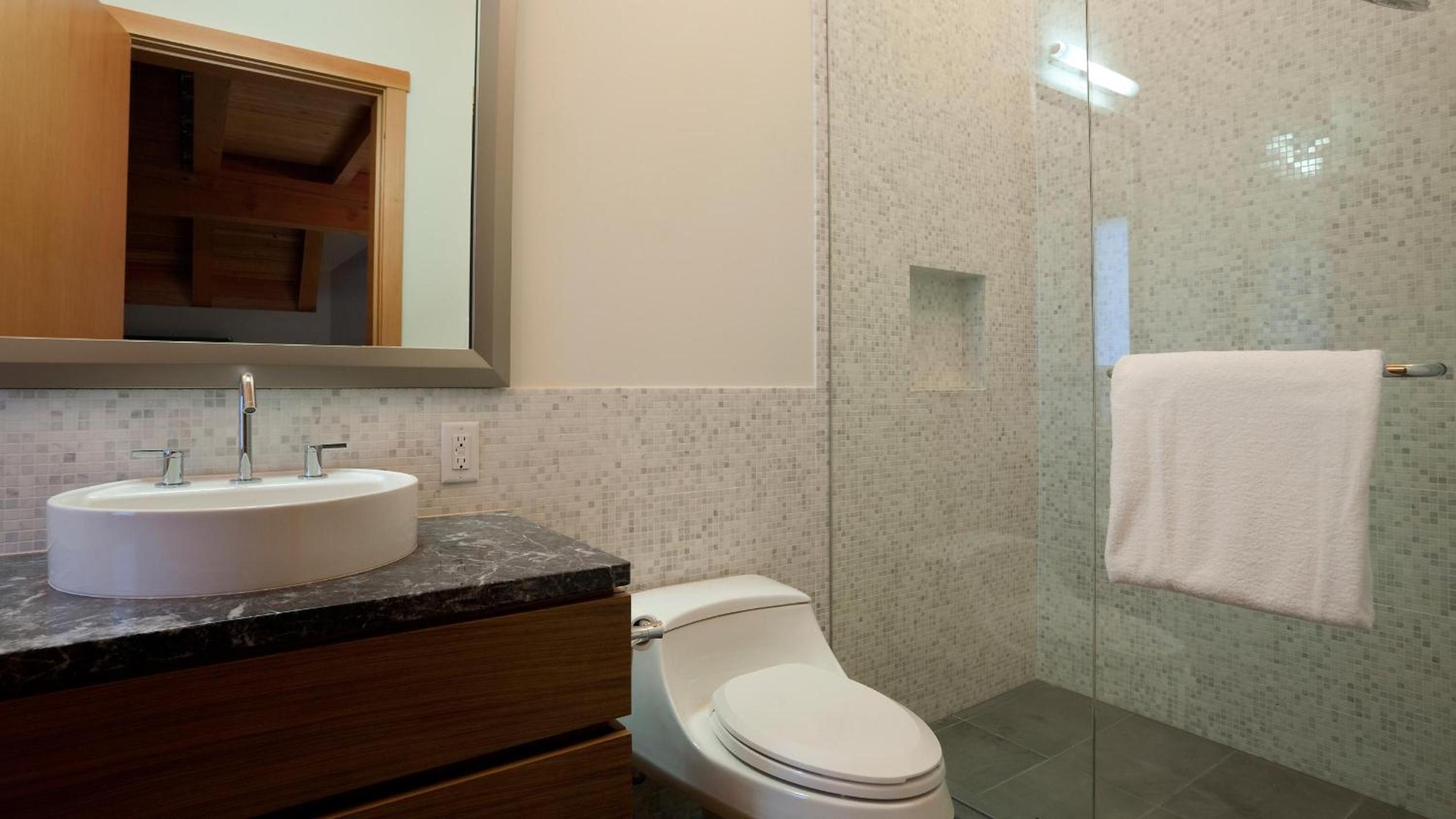 Kadenwood 2951 - Guest Favorite Luxury Ski Chalet with Jacuzzi, Heated Pool & Cinema