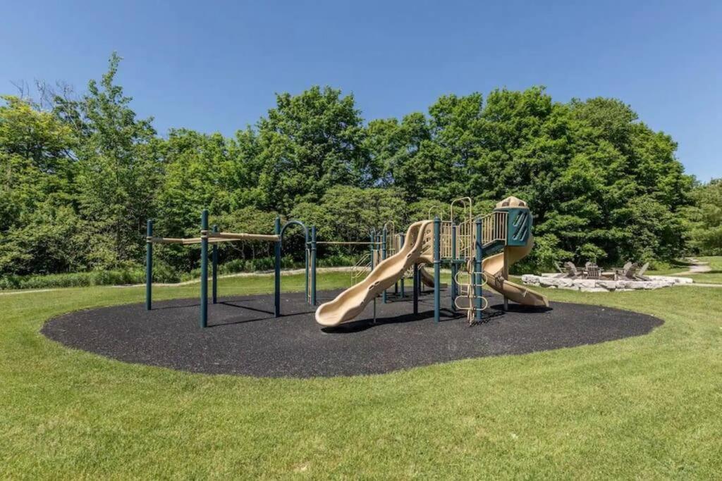 Cozy king bed Suite - pullout couch - Pool on grounds