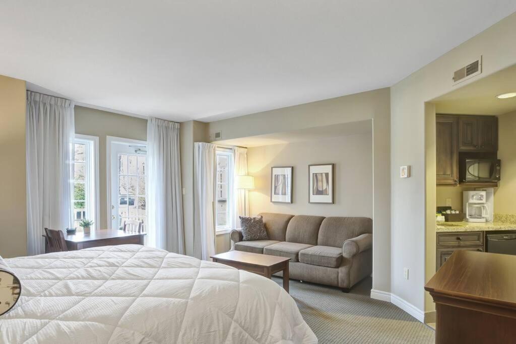 Cozy king bed Suite - pullout couch - Pool on grounds