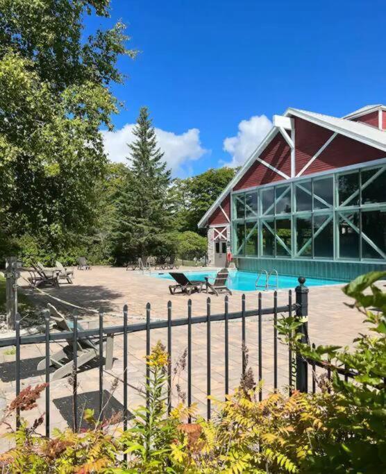 Cozy king bed Suite - pullout couch - Pool on grounds