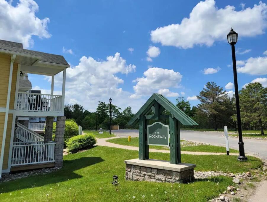 Cozy king bed Suite - pullout couch - Pool on grounds