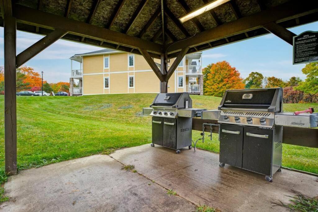 Cozy king bed Suite - pullout couch - Pool on grounds