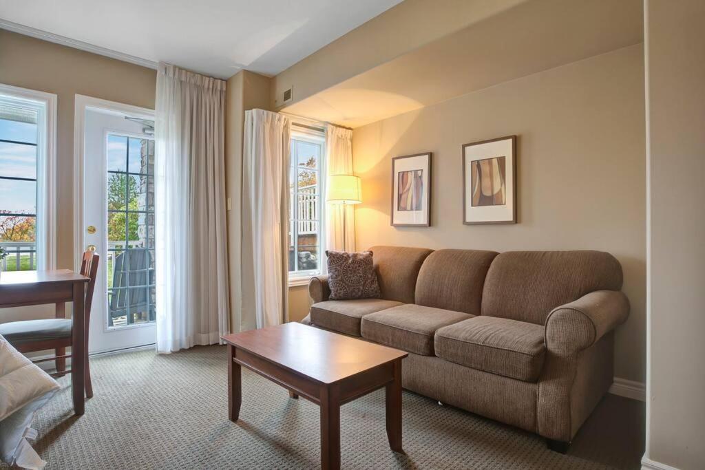 Cozy king bed Suite - pullout couch - Pool on grounds