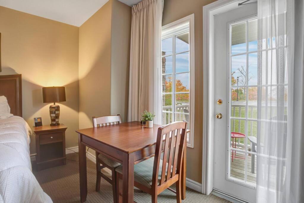 Cozy king bed Suite - pullout couch - Pool on grounds