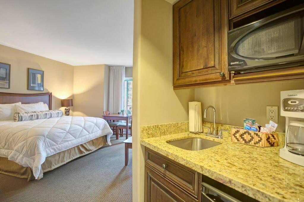 Cozy king bed Suite - pullout couch - Pool on grounds
