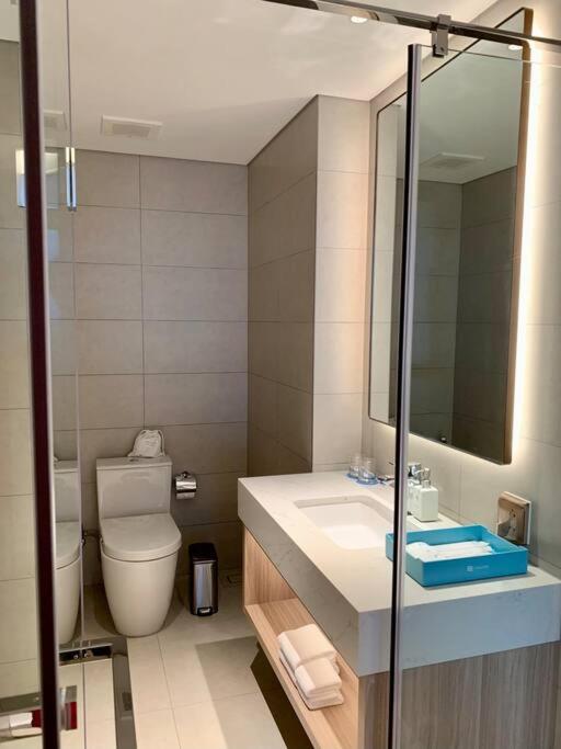 Căn hộ cao cấp hướng biển toàn cảnh - Luxury apartment with panoramic sea view view 2