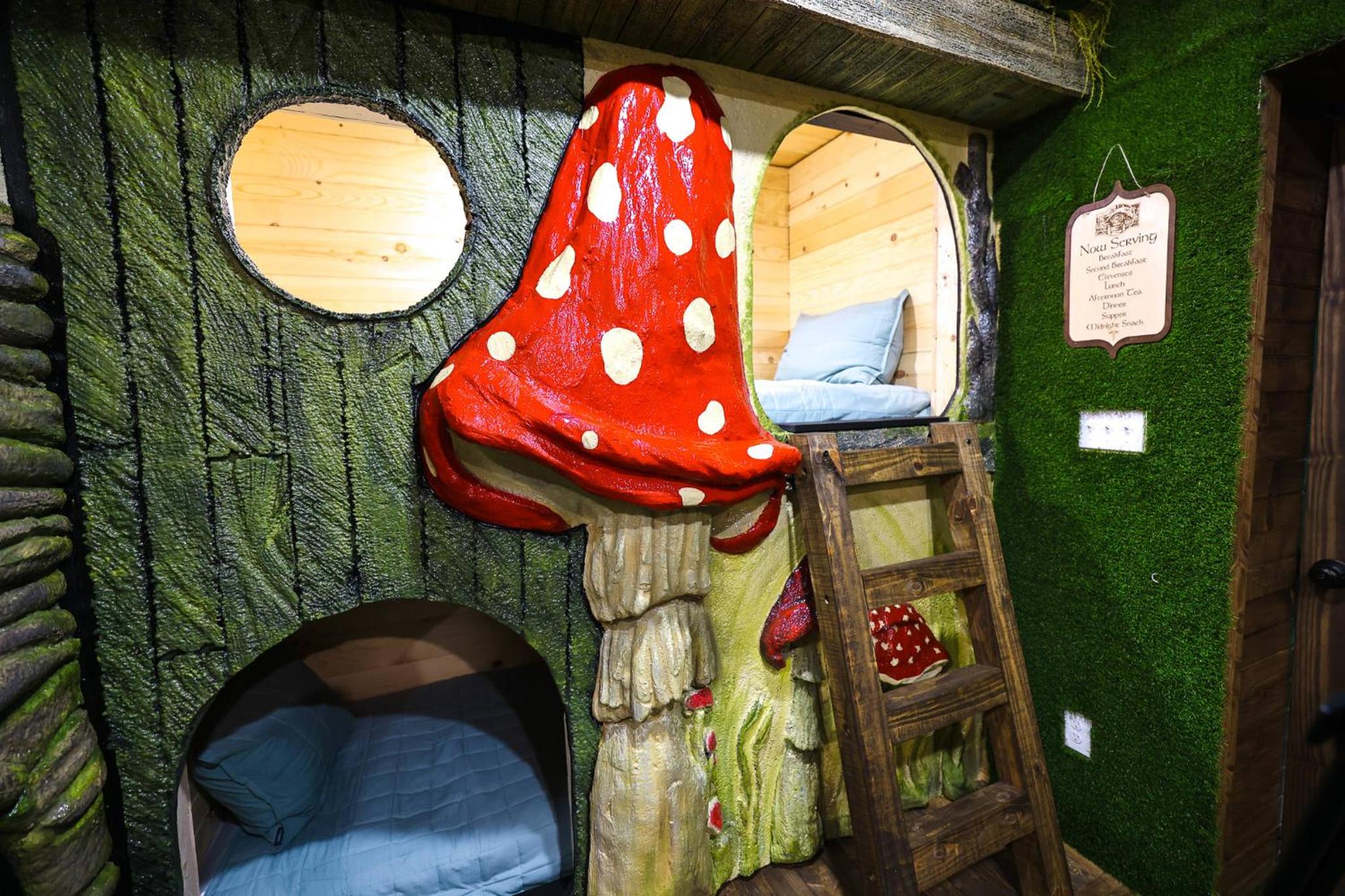 Gandalf's Getaway - Themed, Indoor 80 Degree Pool, Theater, & Arcade view 2