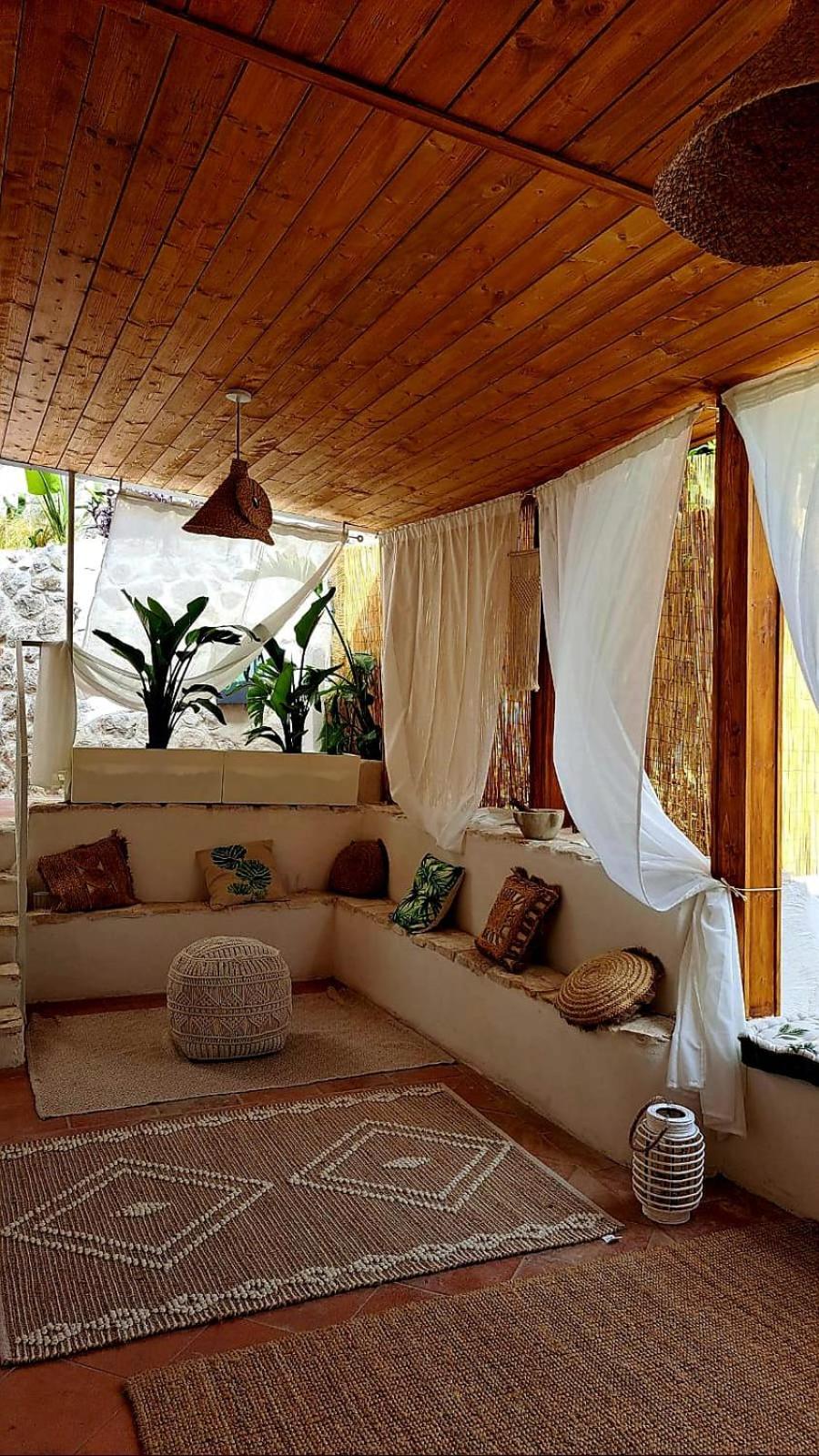 OIKOS Guesthouse & Rooftop