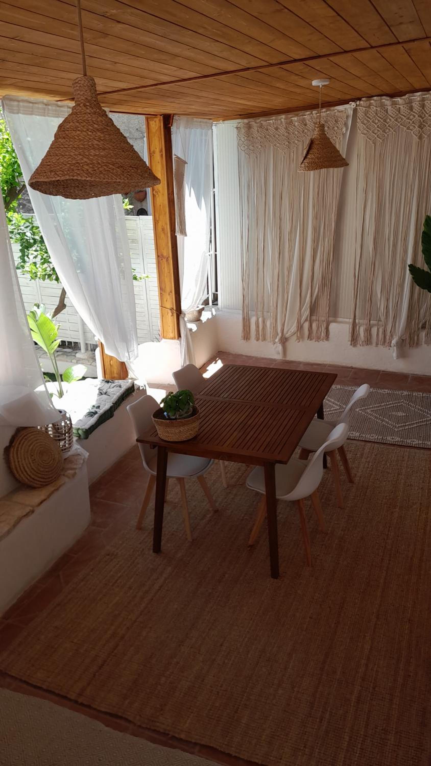 OIKOS Guesthouse & Rooftop