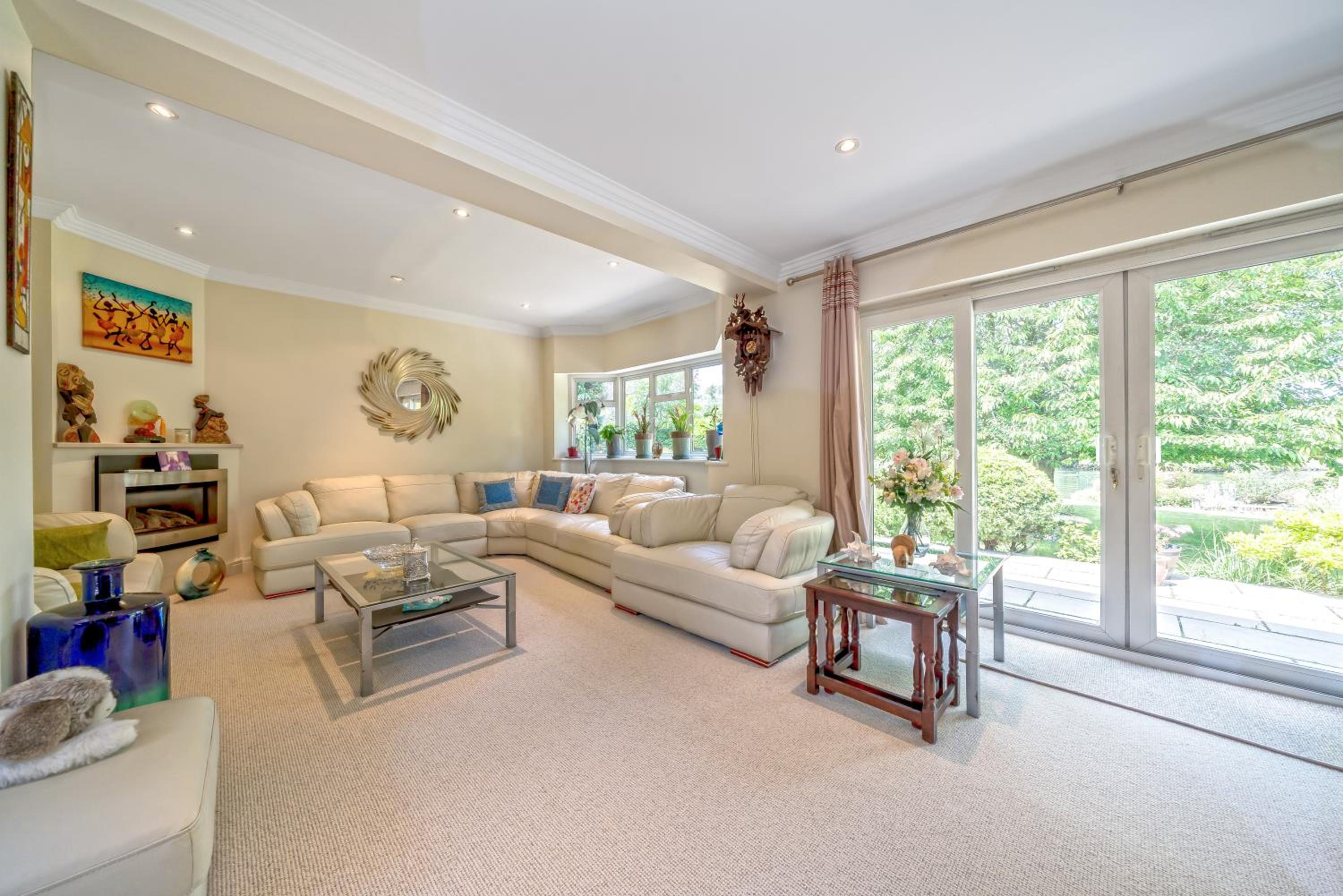 Serene spacious room (double) in gorgeous bungalow on river near Thorpe park and Holloway University Egham view 2