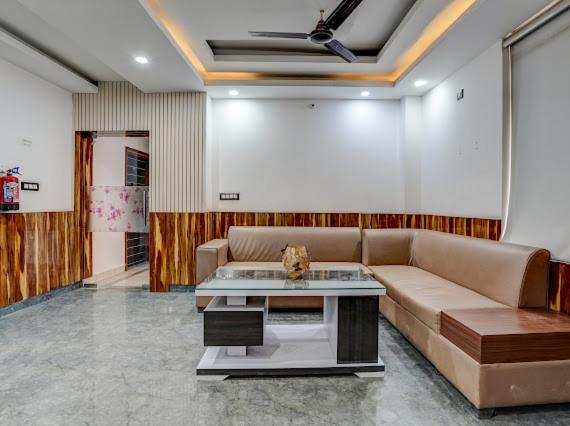 luxury room at 10k near Hero Honda Chowk Gurgaon view 4