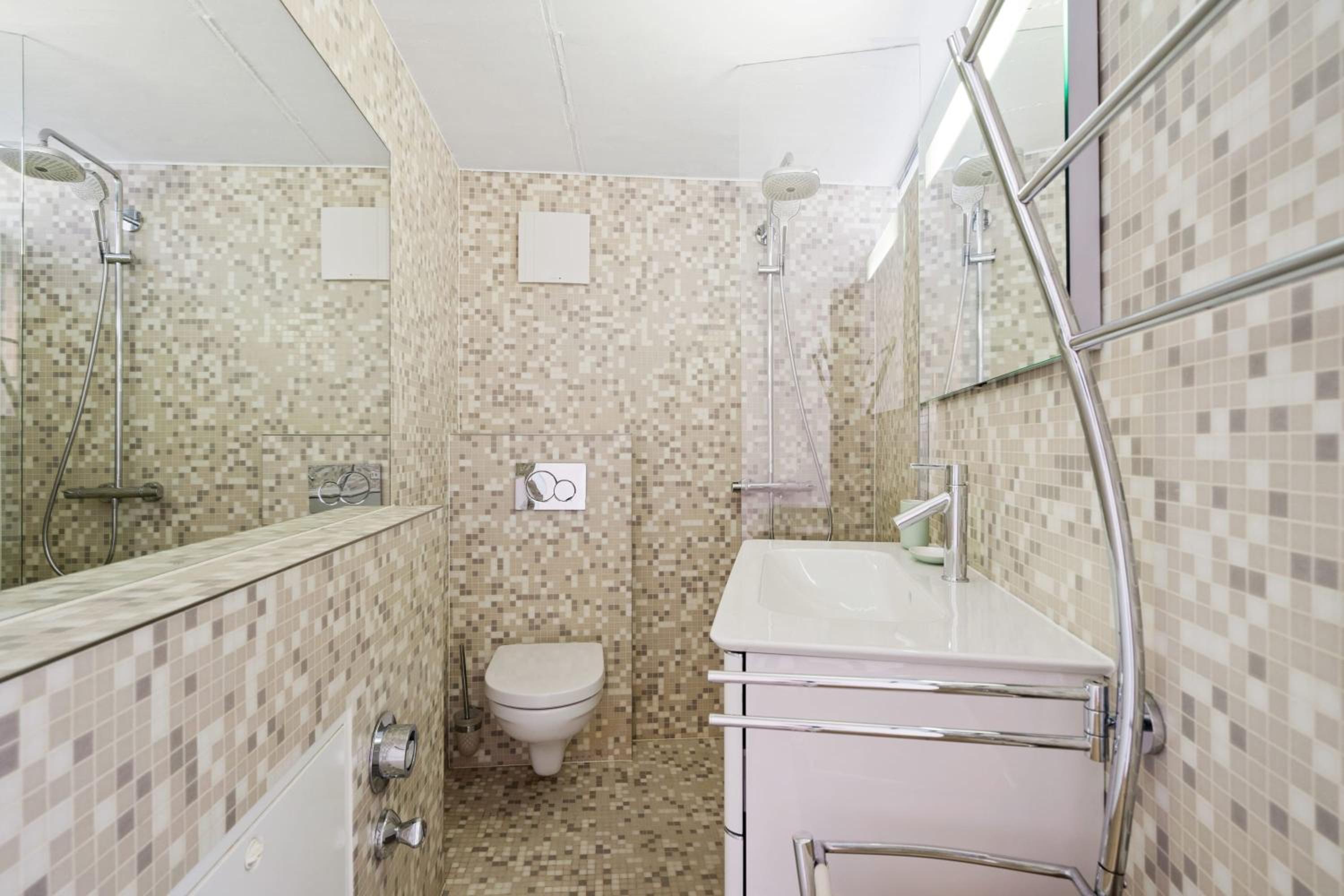 Stylish Stay in Grund with Balcony & City Views view 5