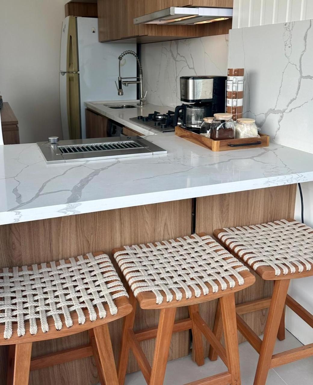 Lindo apto no melhor lugar da Barra da Tijuca! Com uma vista de tirar o fôlego, frente para o mar! Totalmente equipado e decorado ao lado dos melhores hoté